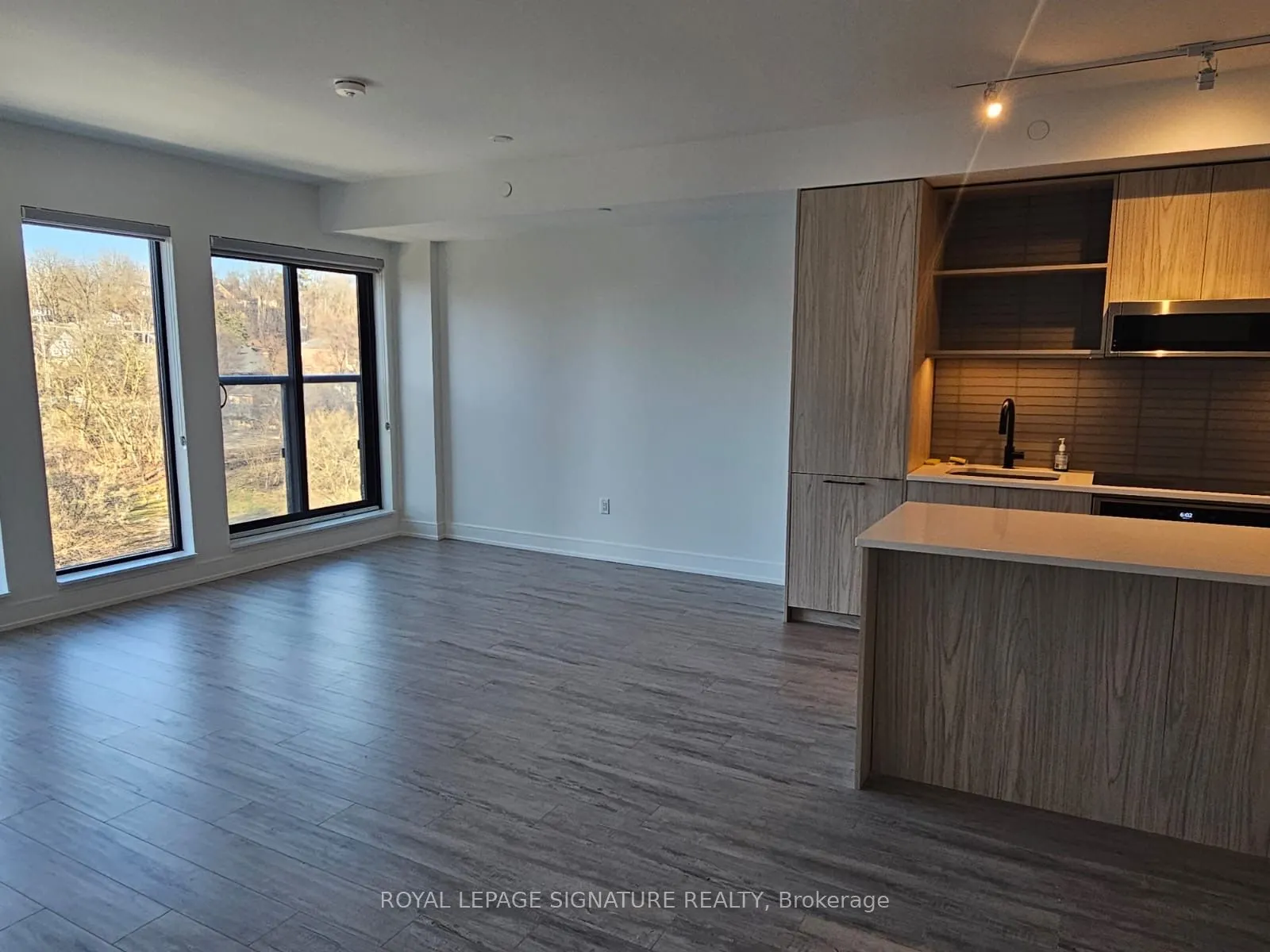 185 Dunlop Street E, #622