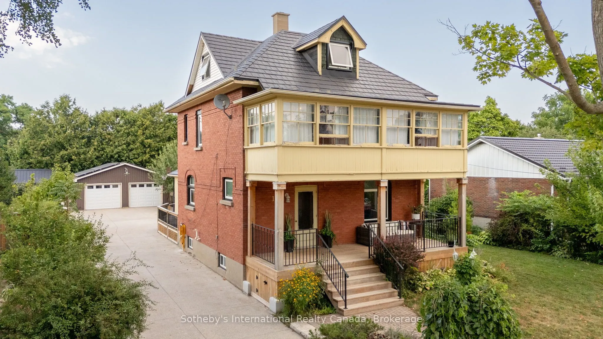 12 Elizabeth Street W