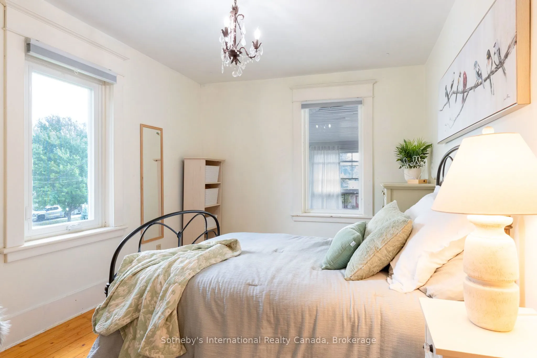 12 Elizabeth Street W