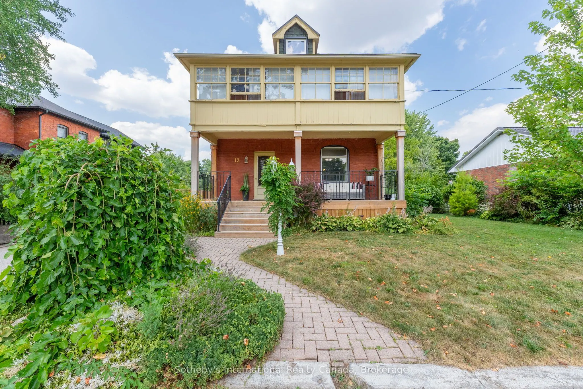 12 Elizabeth Street W