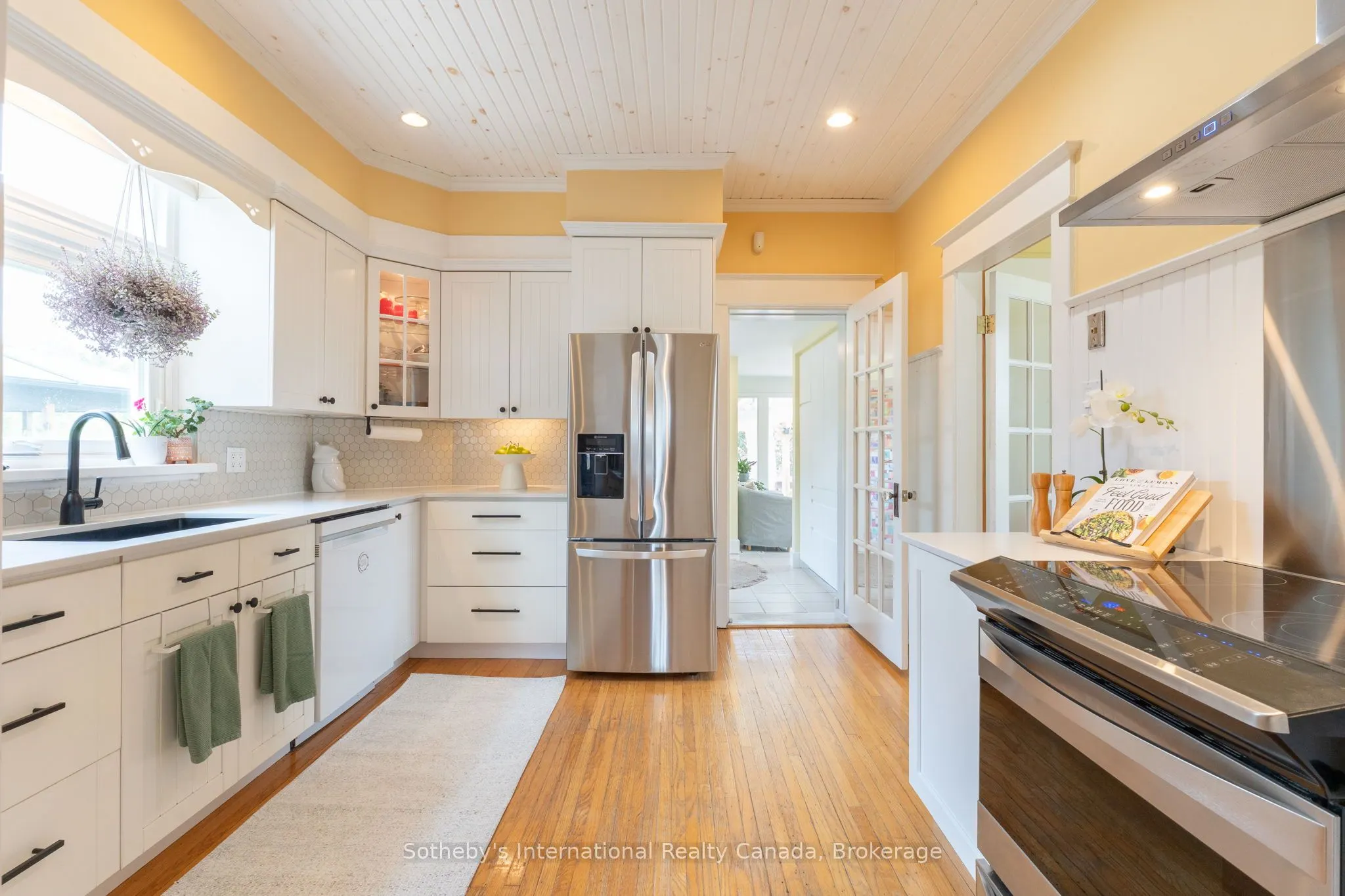 12 Elizabeth Street W