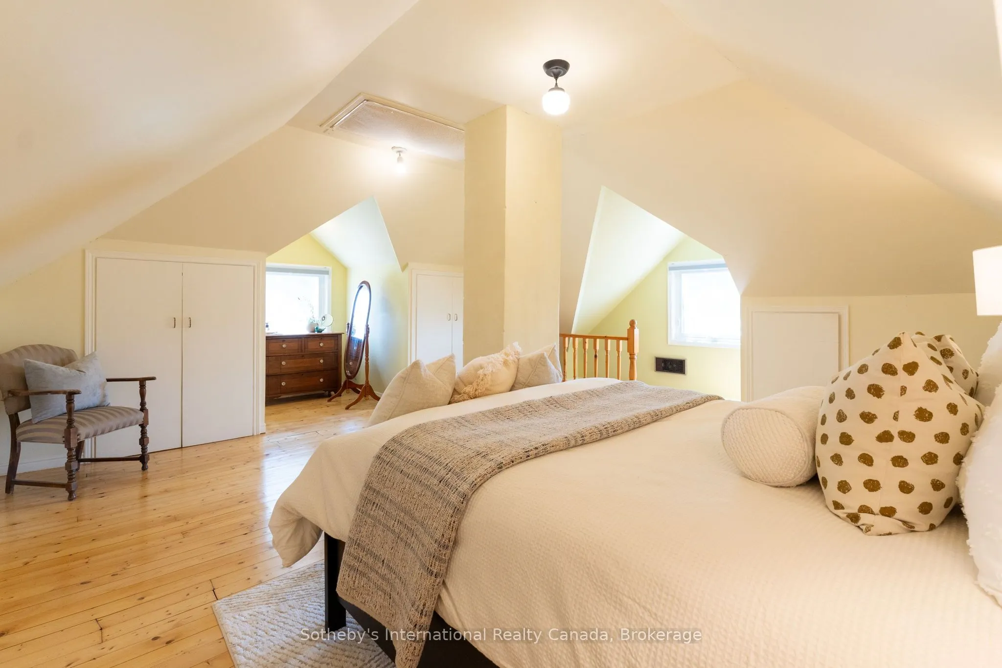 12 Elizabeth Street W