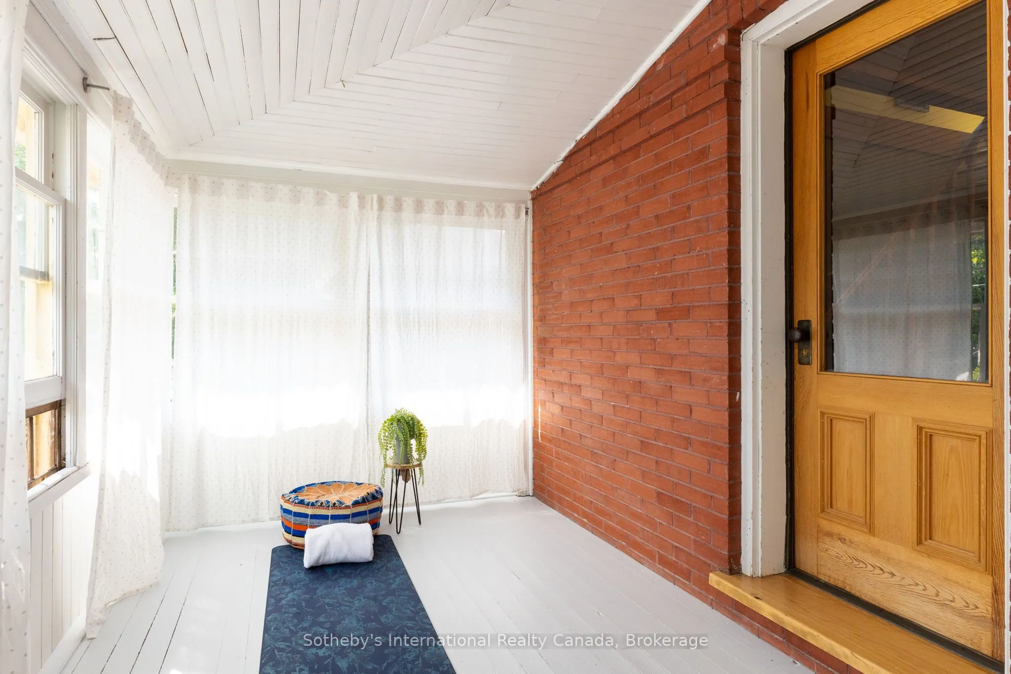 12 Elizabeth Street W