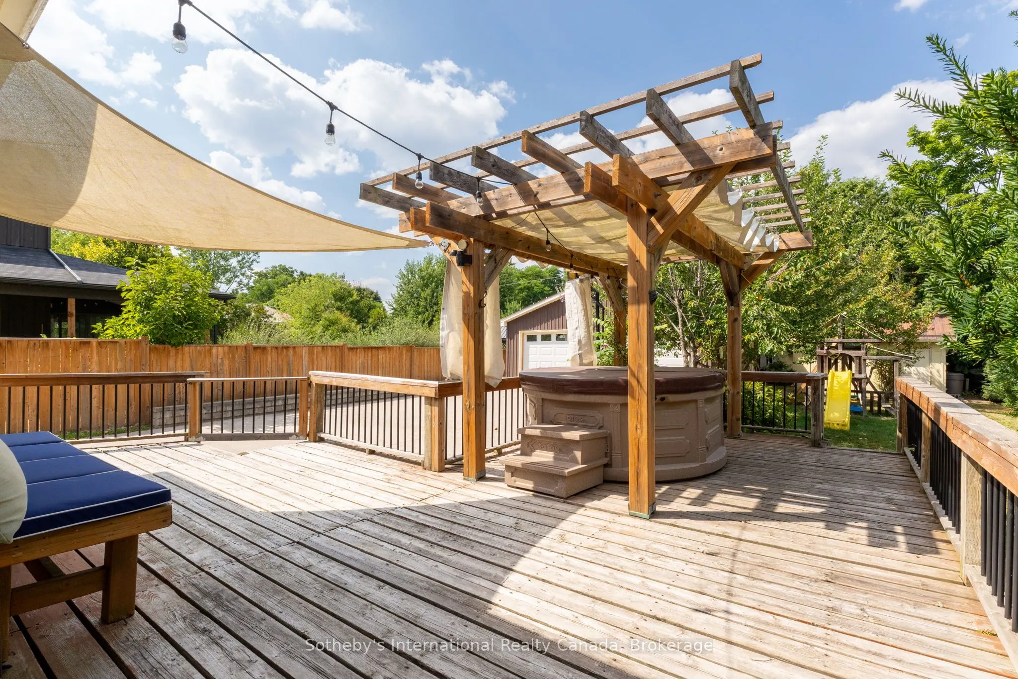 12 Elizabeth Street W