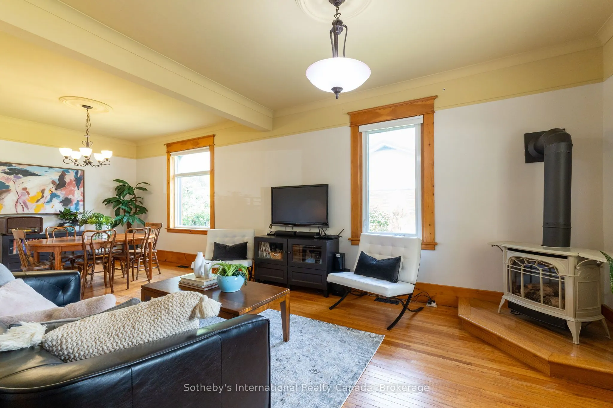 12 Elizabeth Street W