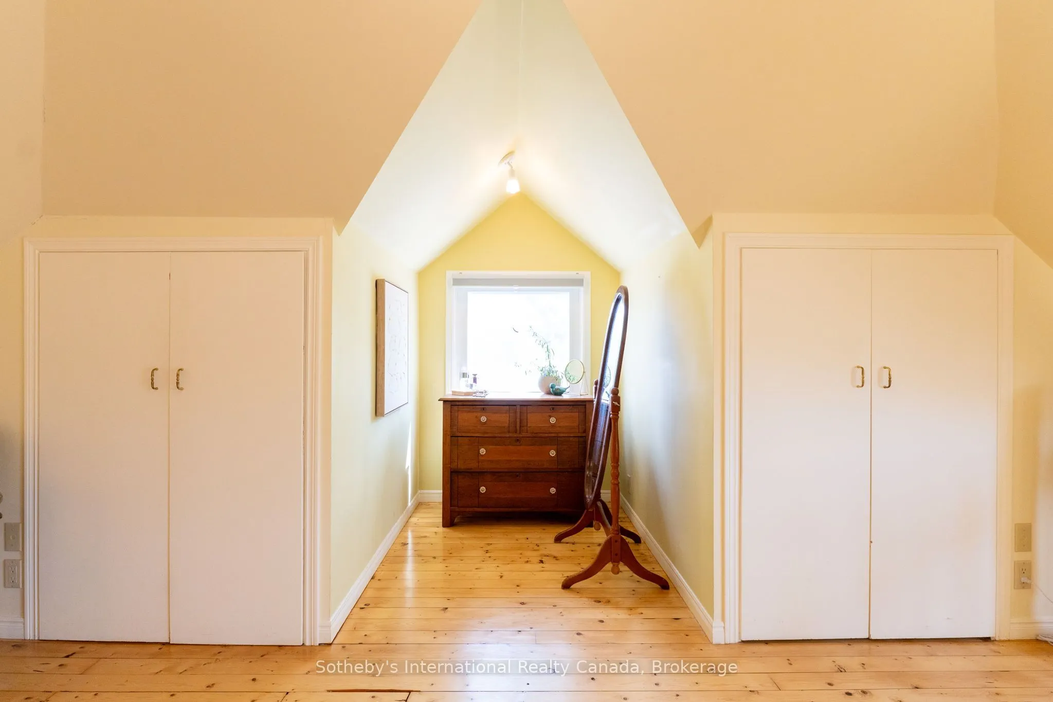 12 Elizabeth Street W