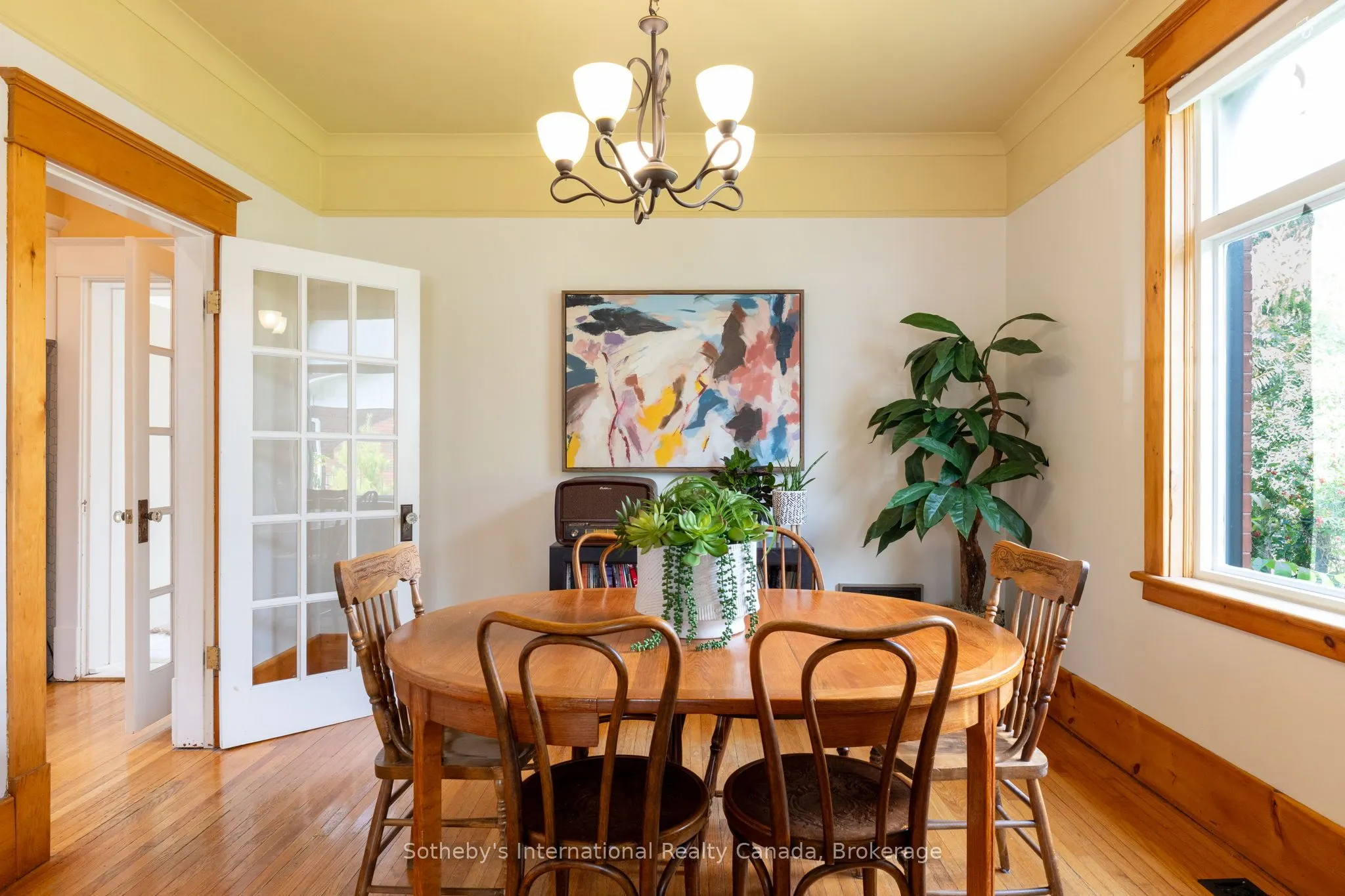 12 Elizabeth Street W