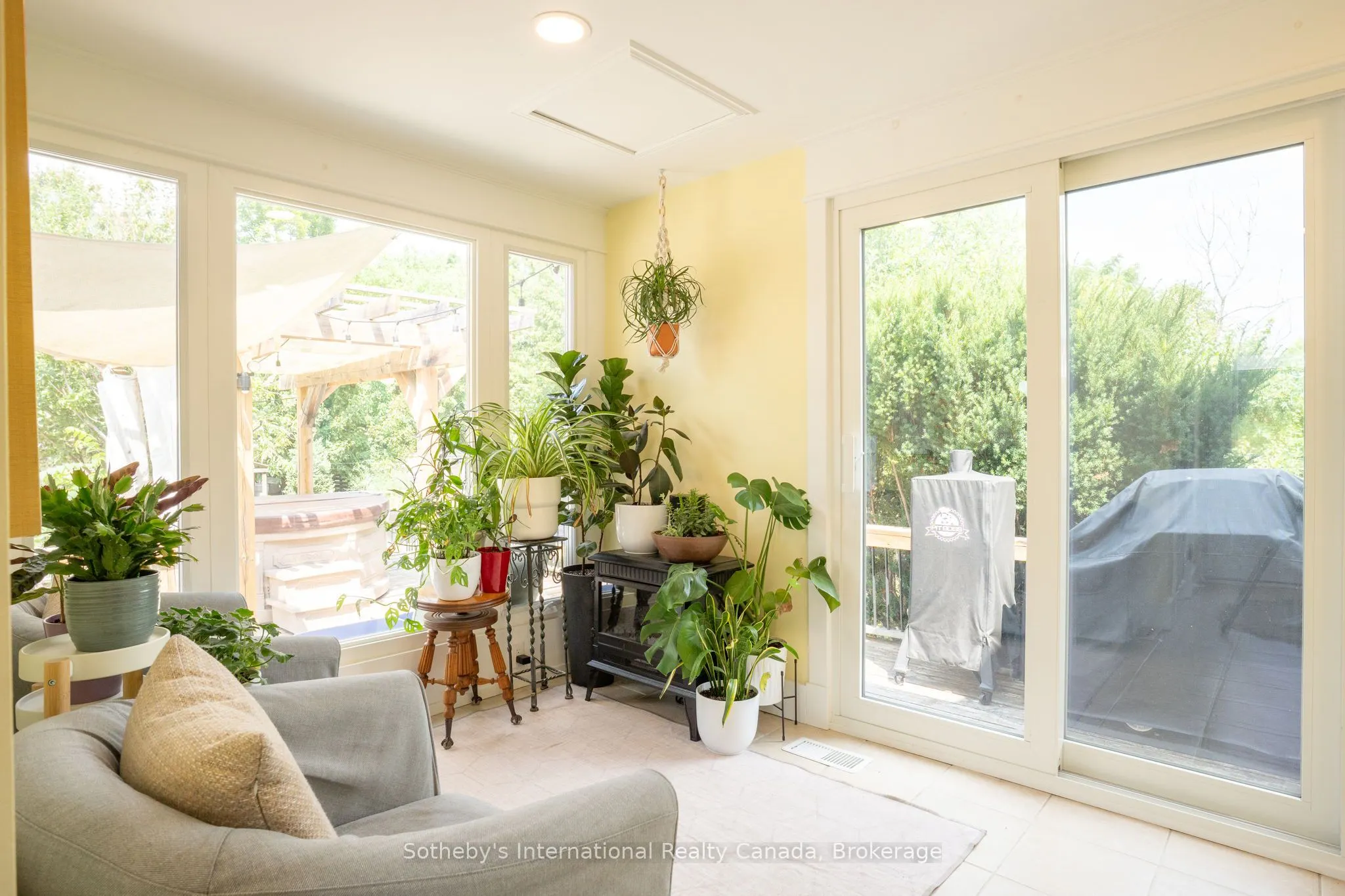 12 Elizabeth Street W