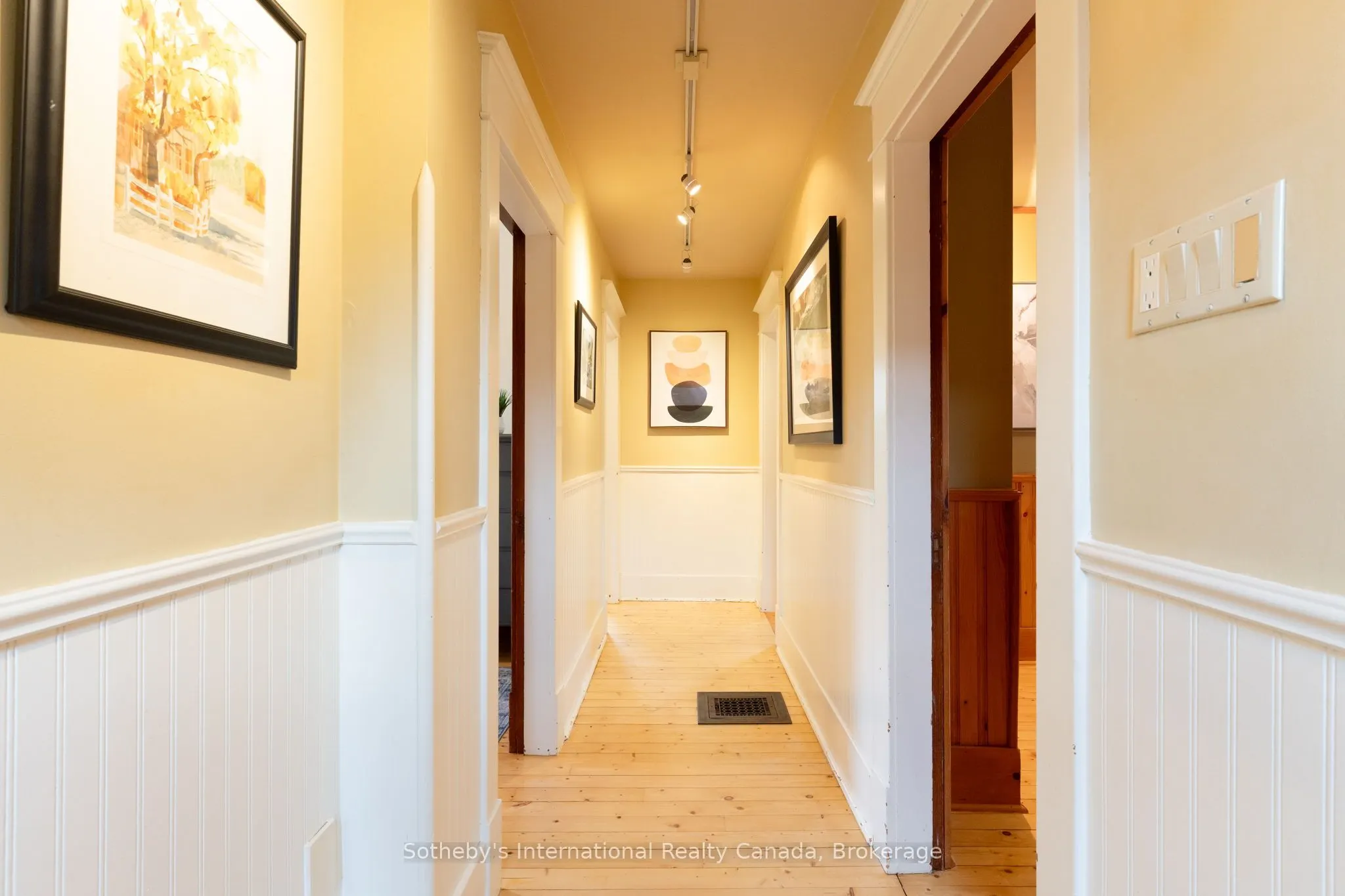 12 Elizabeth Street W