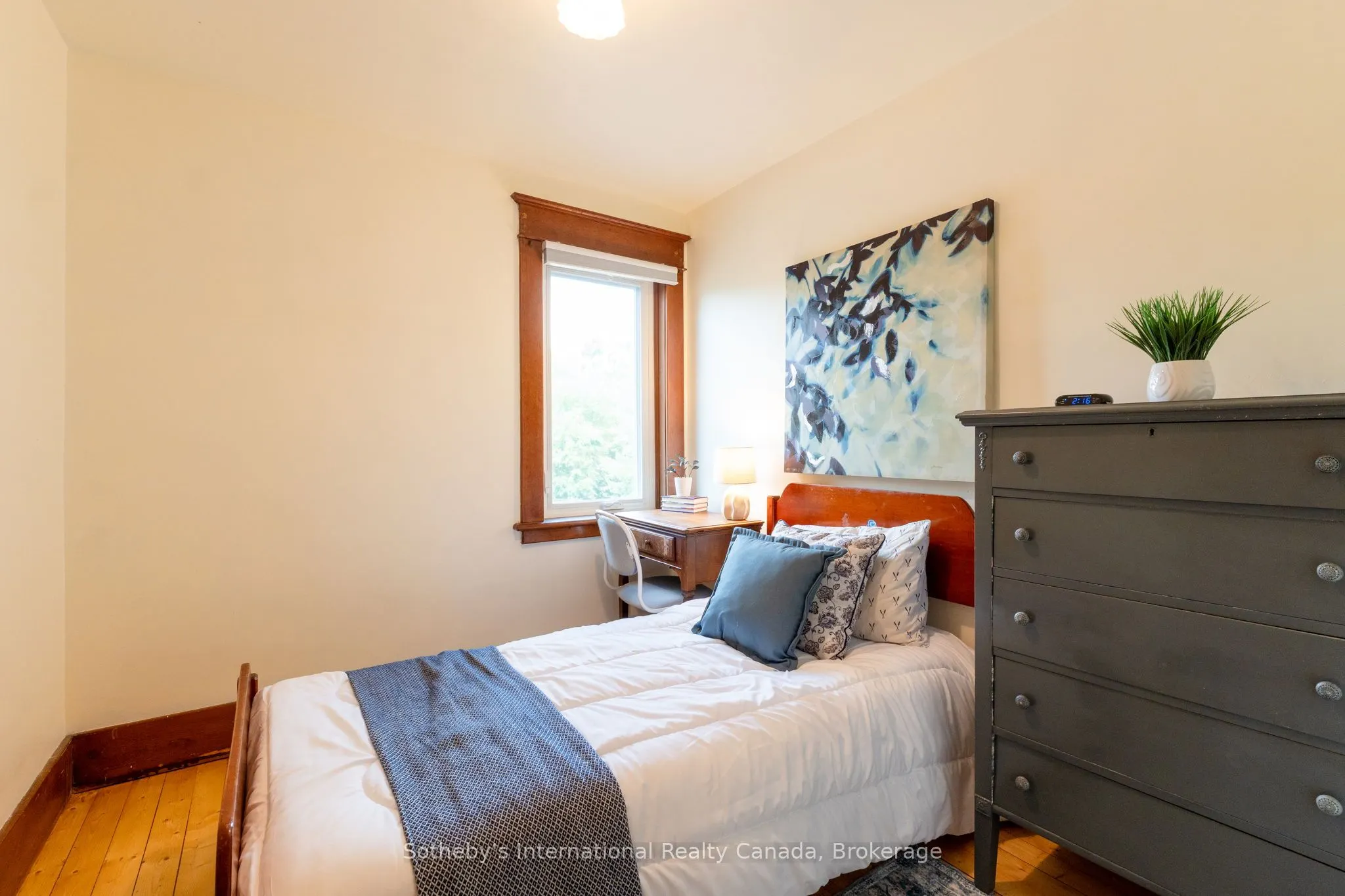 12 Elizabeth Street W