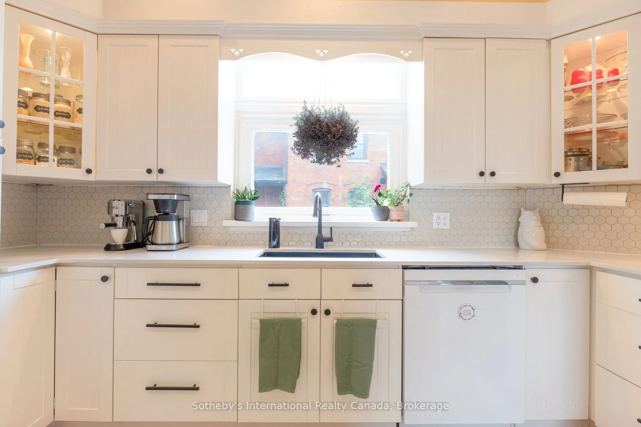 12 Elizabeth Street W