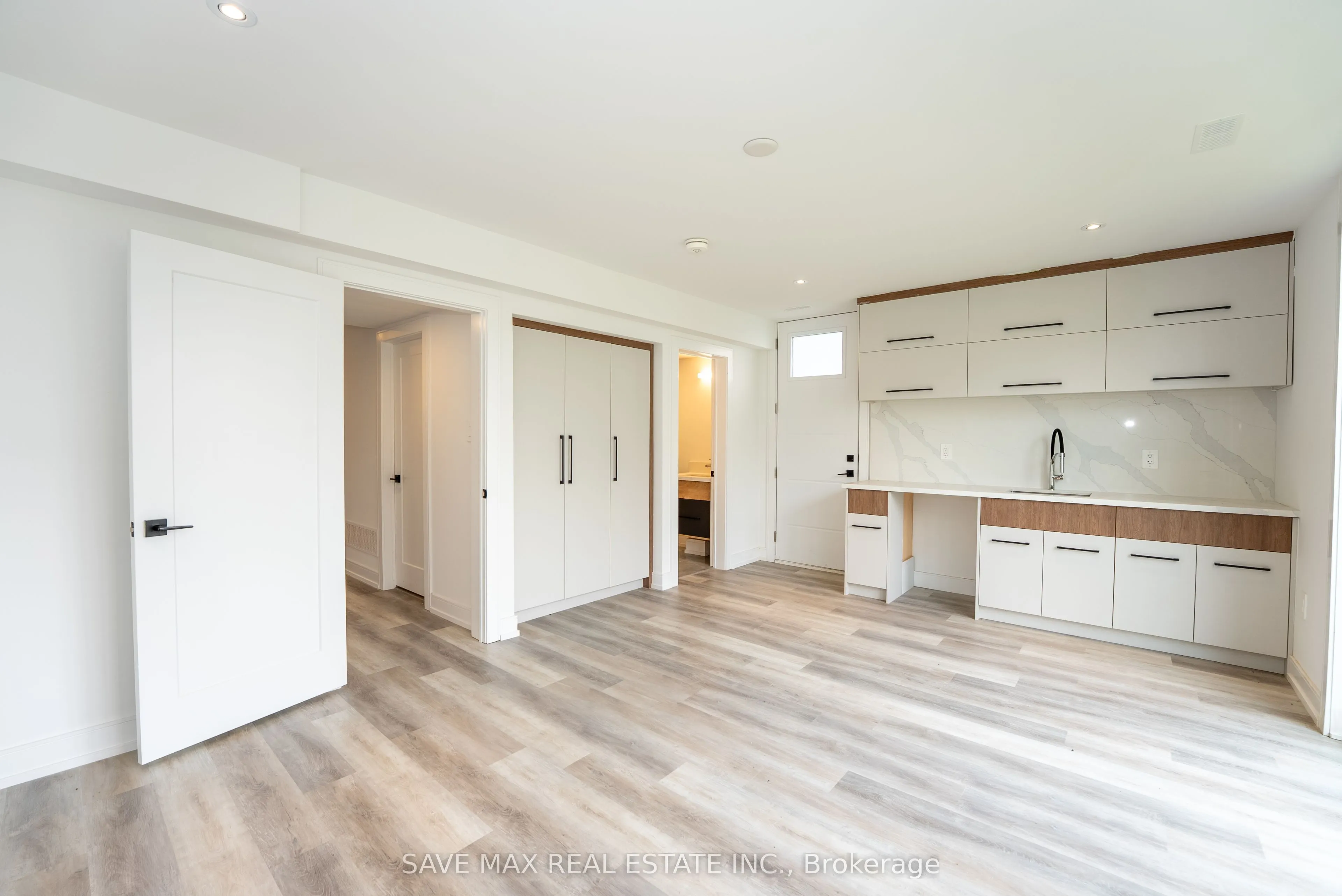 3775 Sunbank Crescent