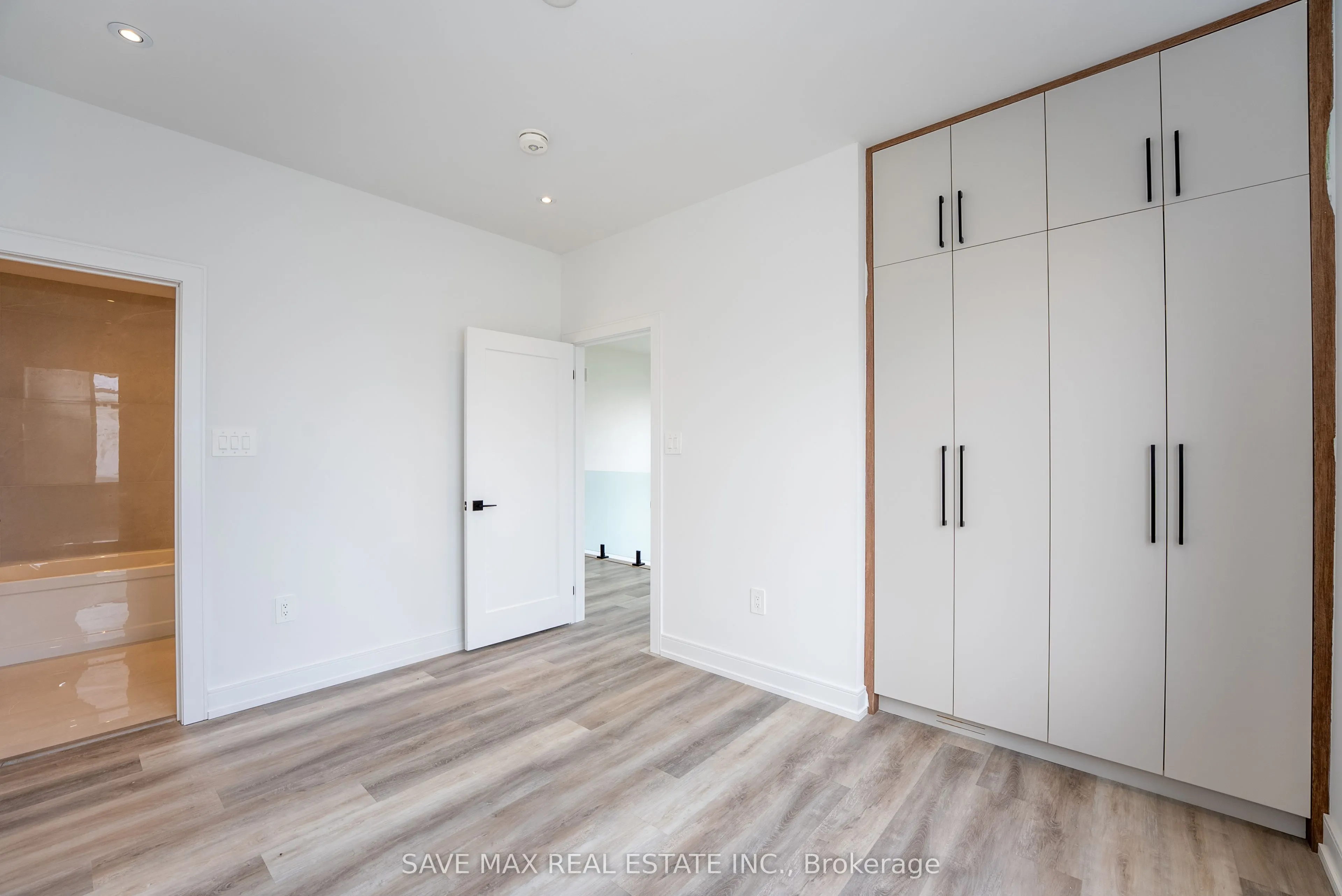 3775 Sunbank Crescent