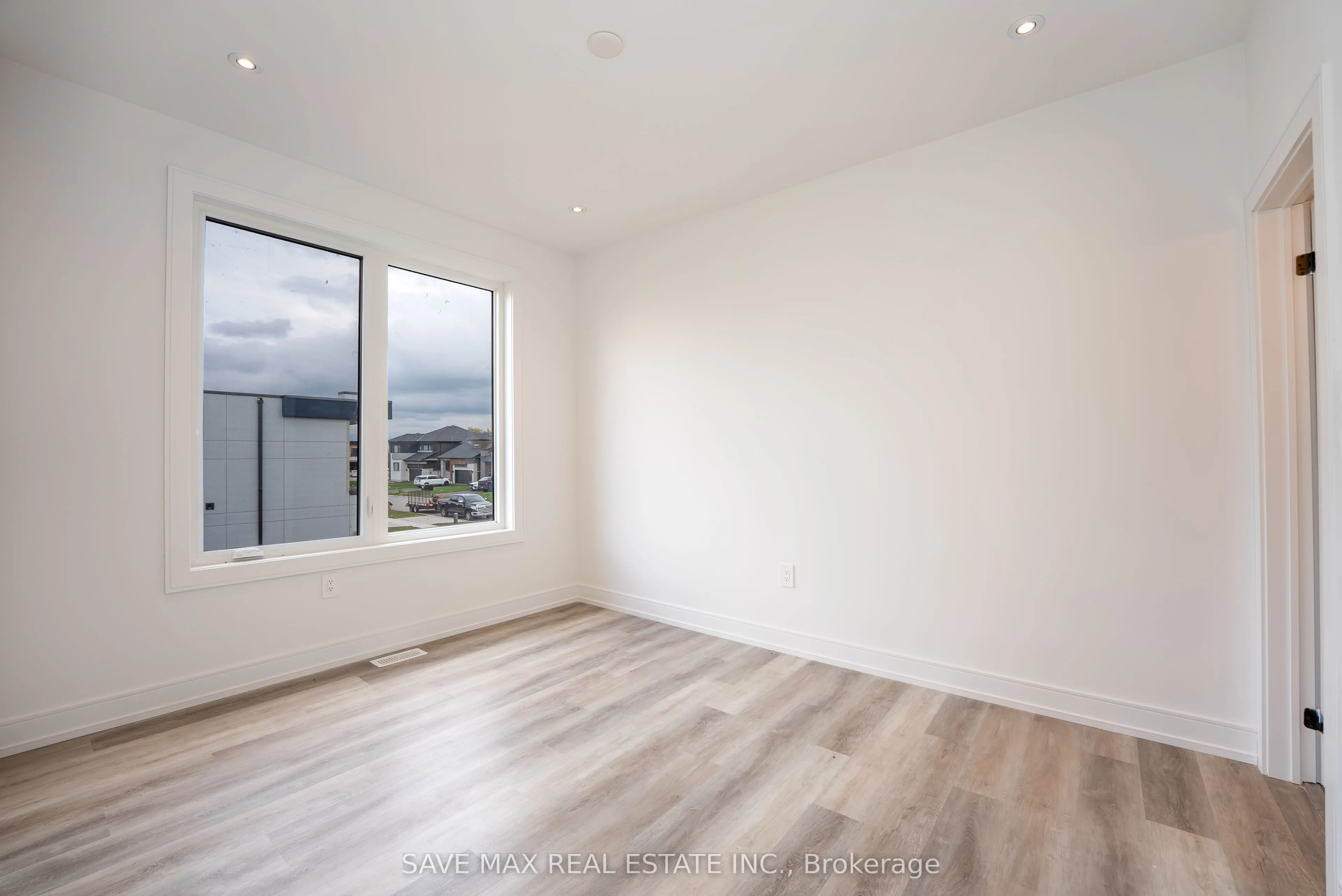 3775 Sunbank Crescent