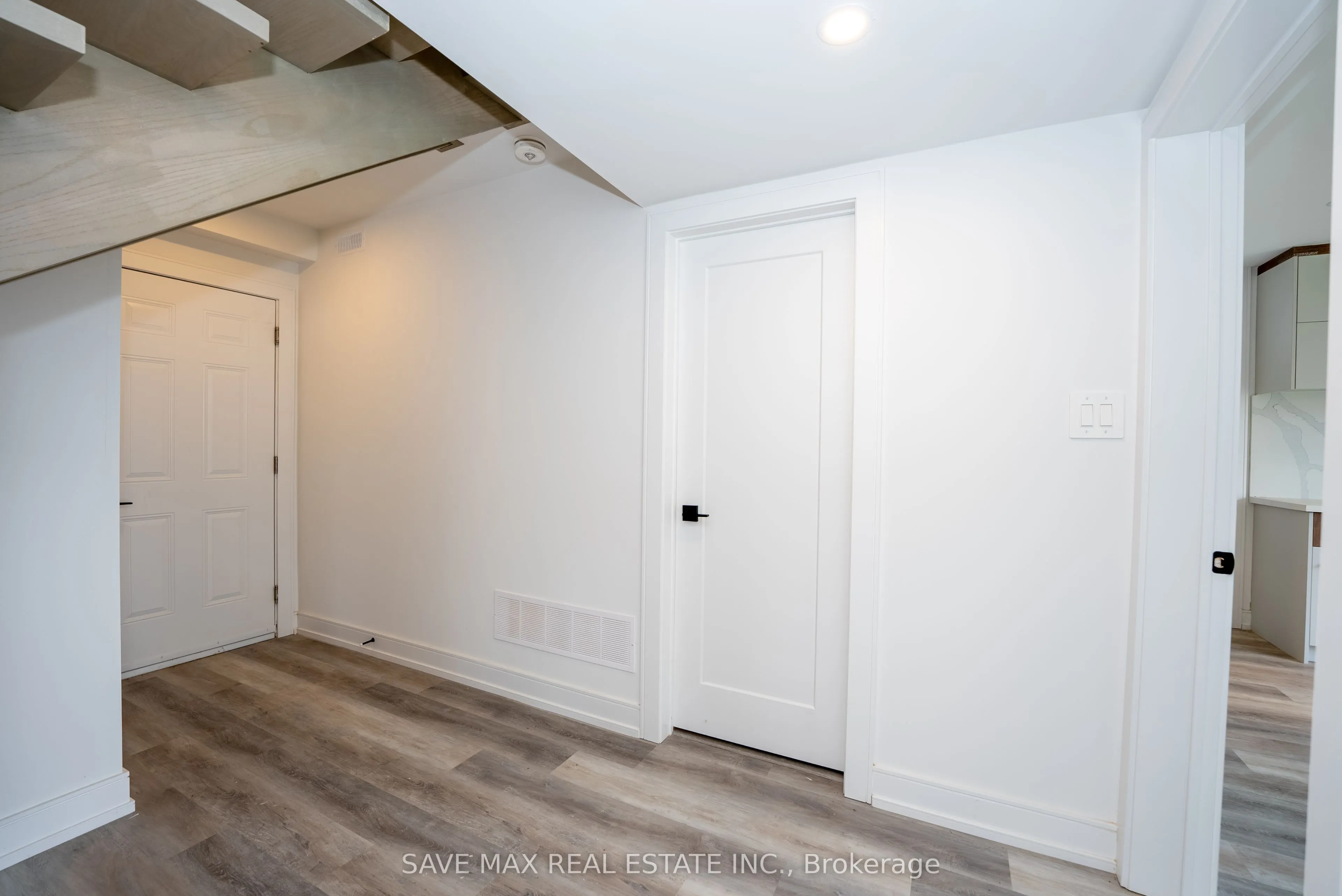 3775 Sunbank Crescent