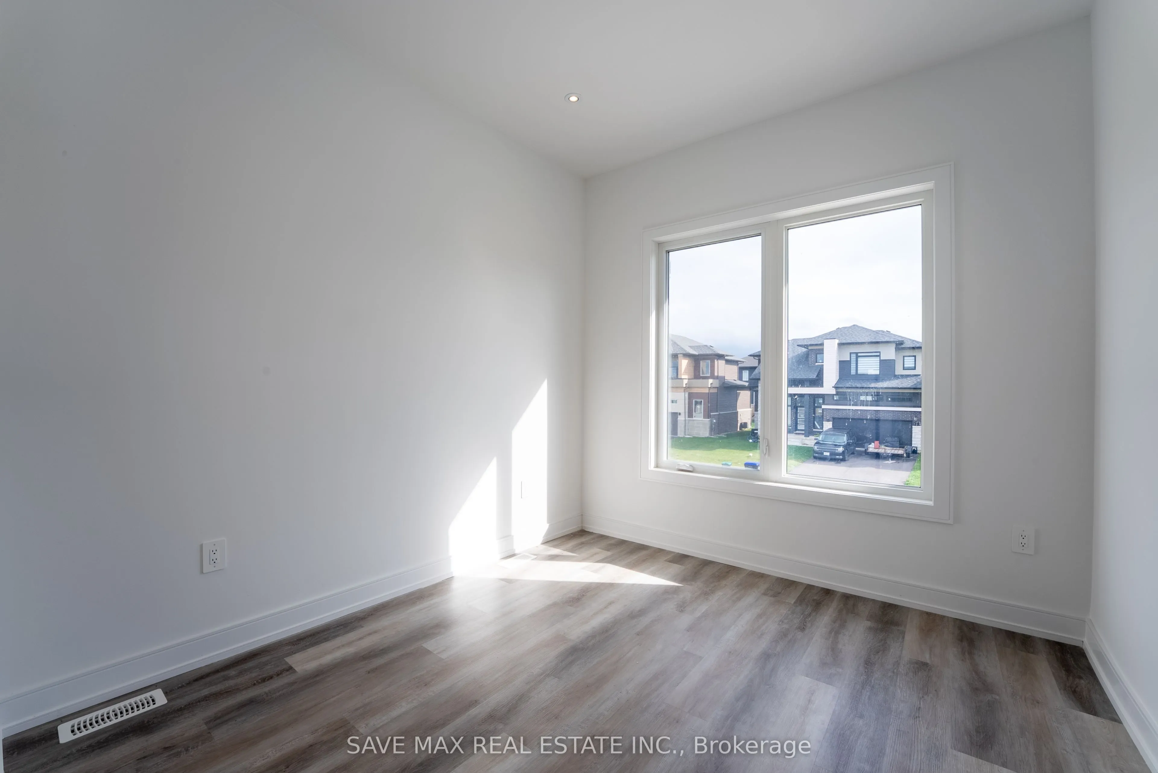 3775 Sunbank Crescent