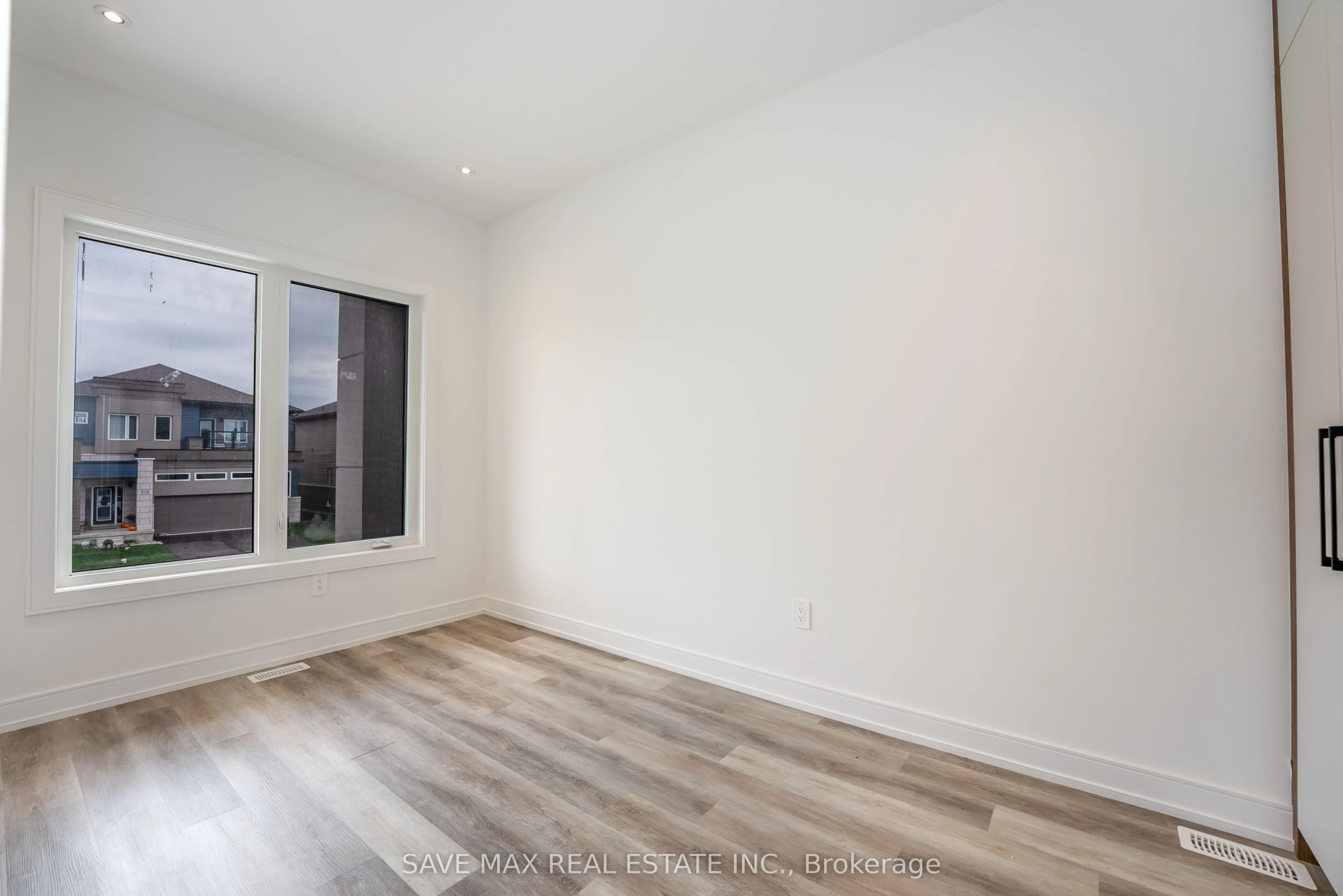 3775 Sunbank Crescent