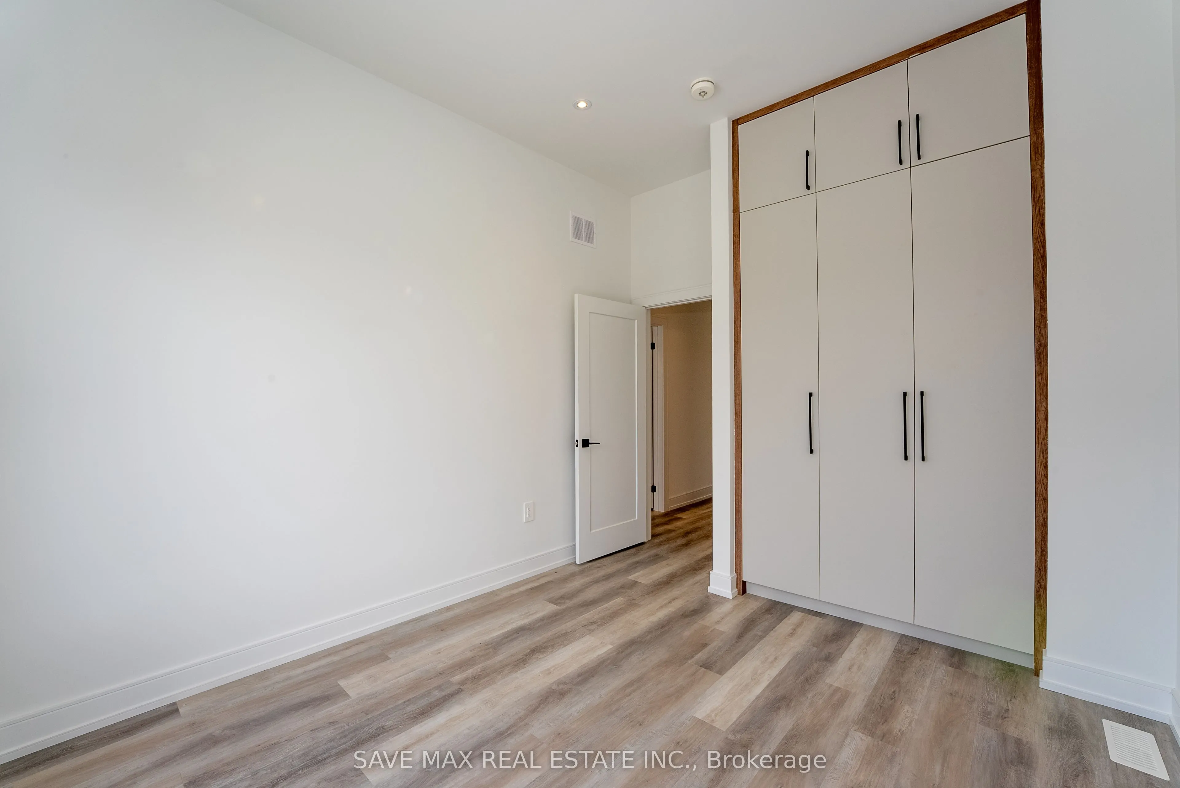 3775 Sunbank Crescent