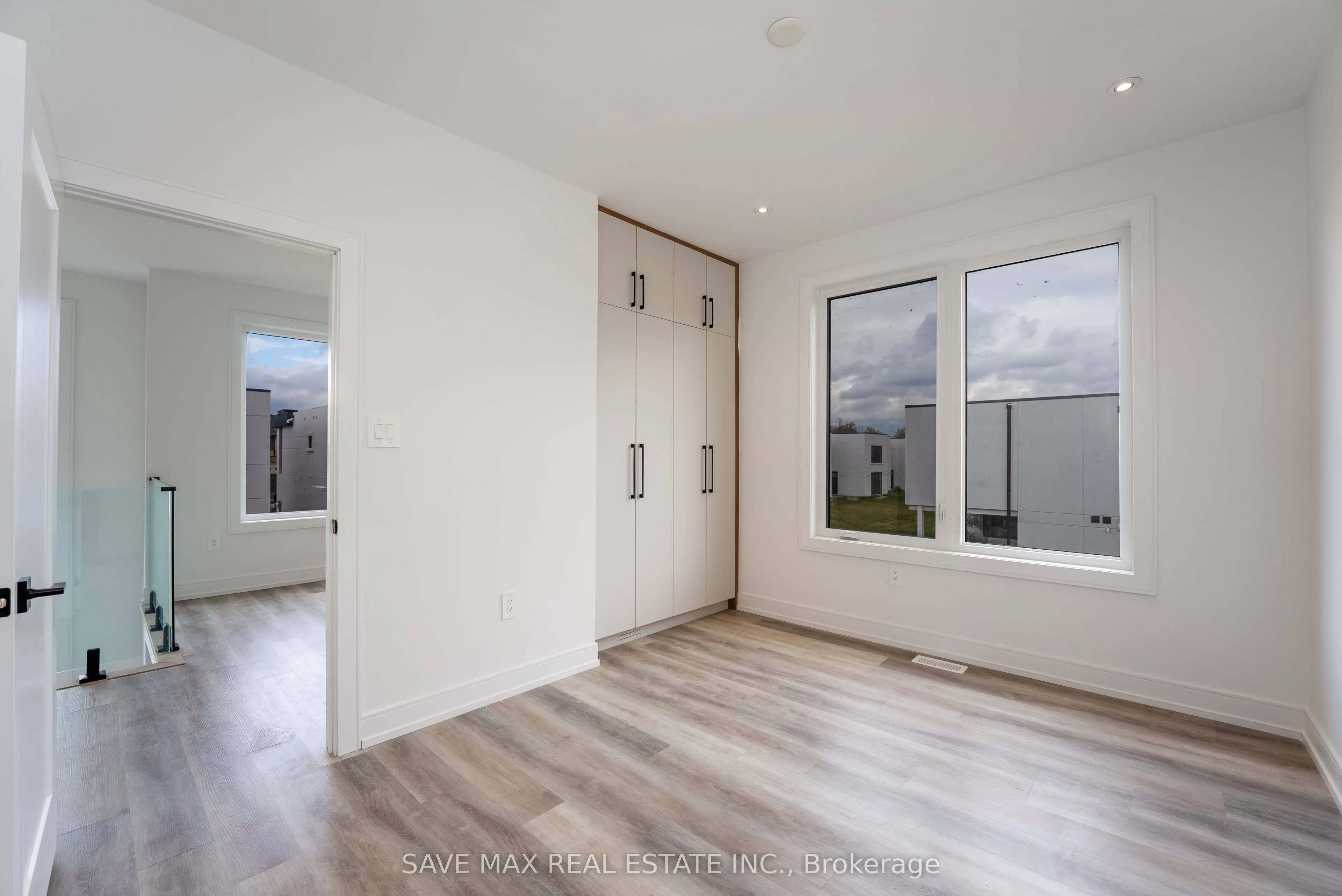 3775 Sunbank Crescent