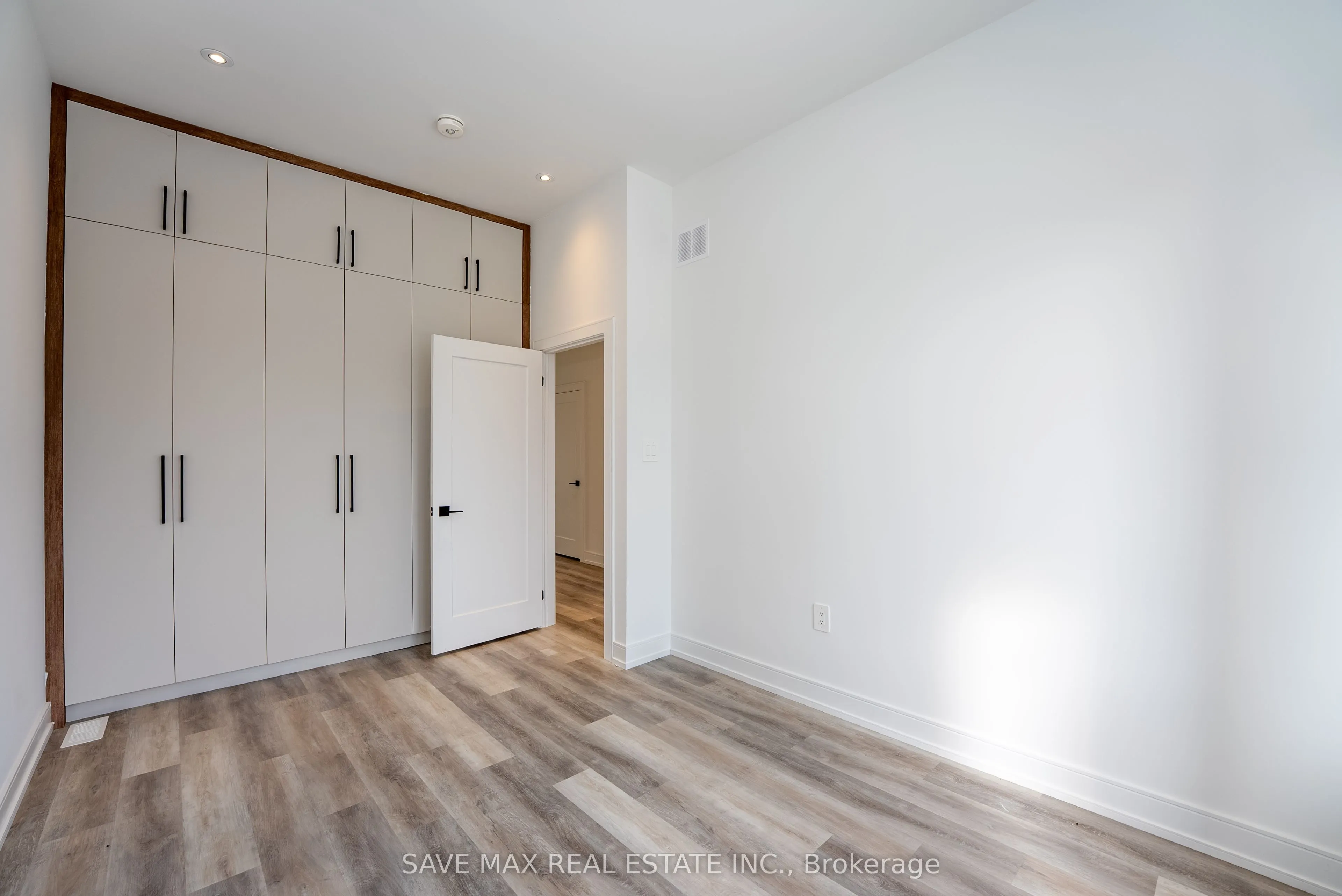 3775 Sunbank Crescent