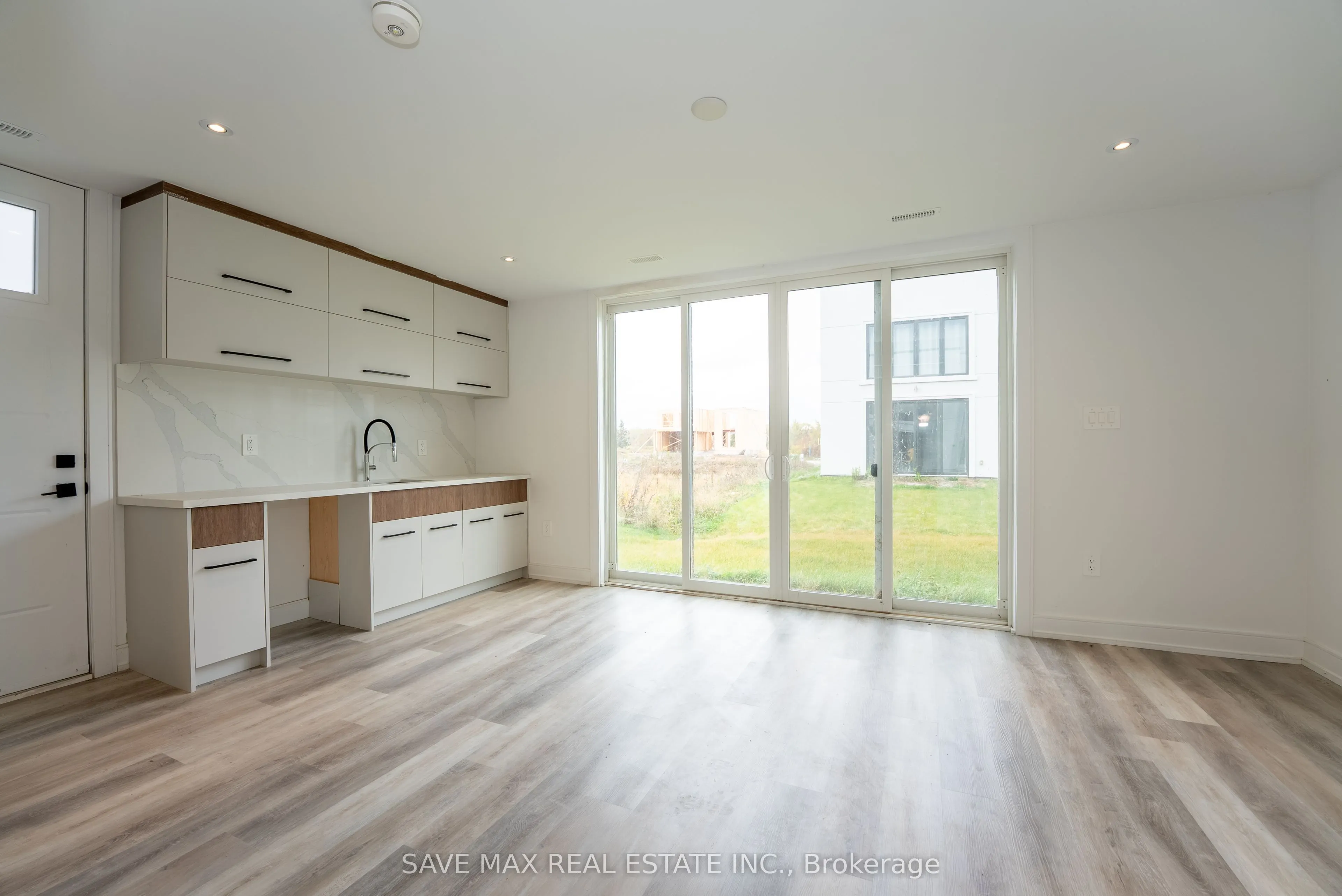 3775 Sunbank Crescent