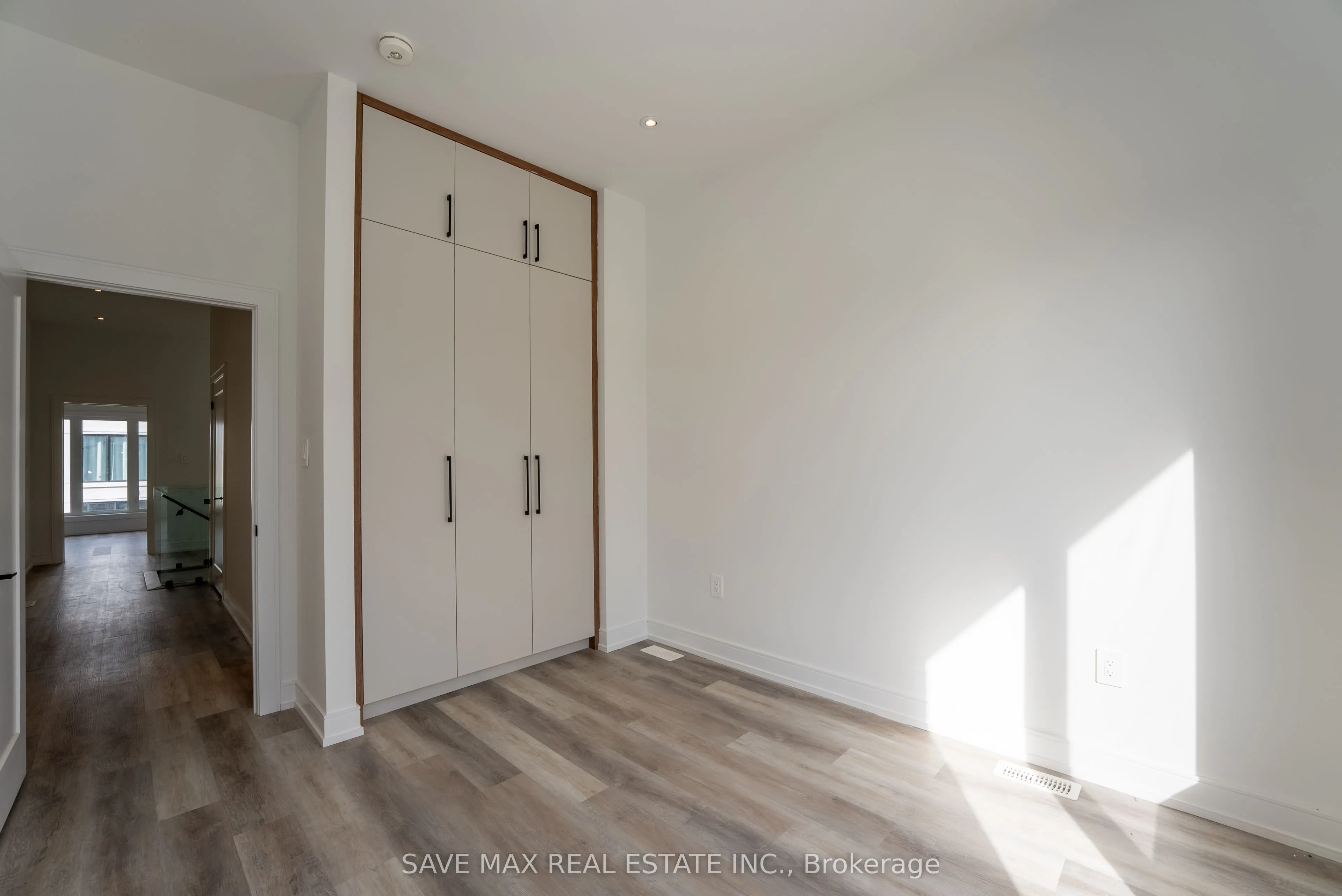 3775 Sunbank Crescent