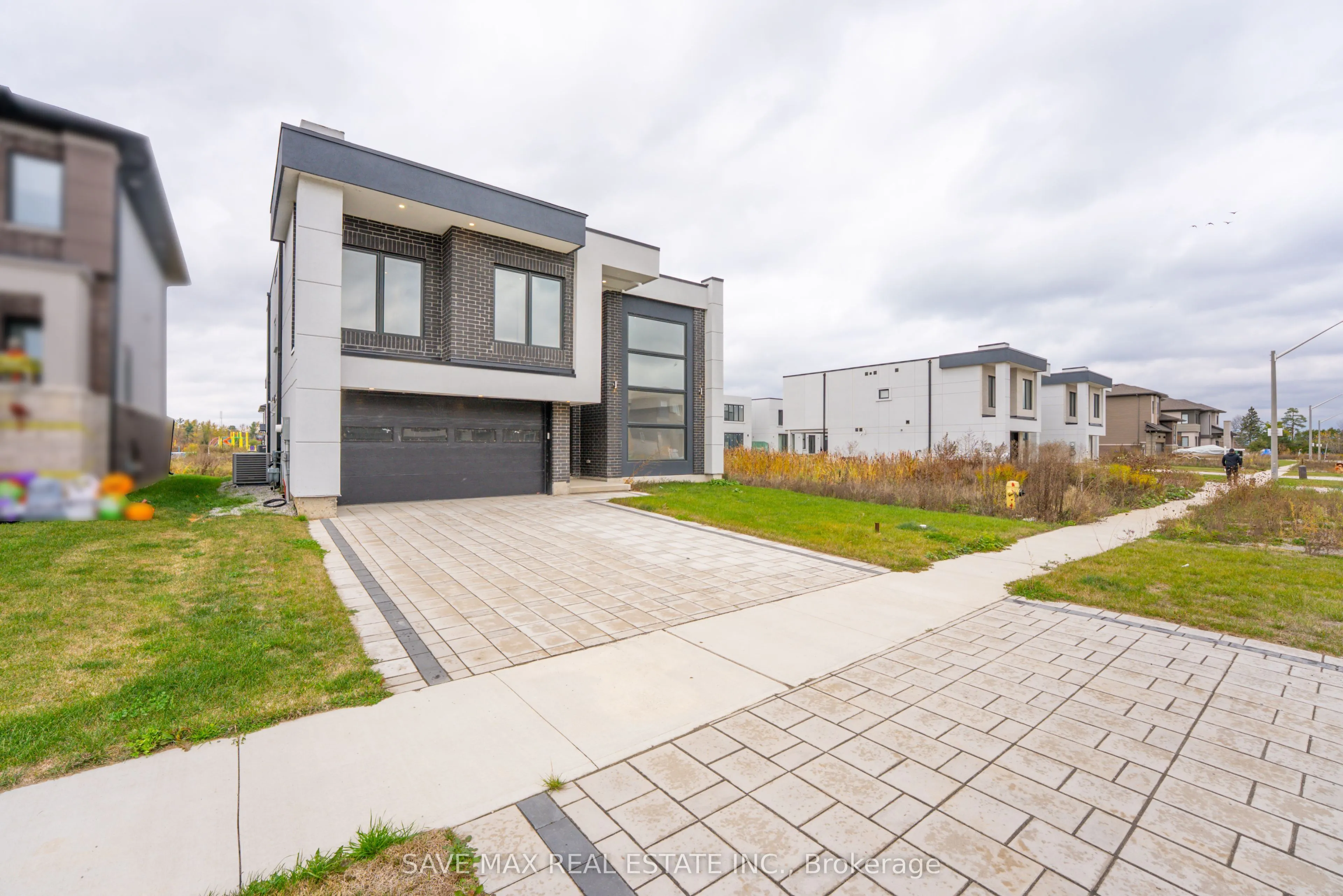 3775 Sunbank Crescent