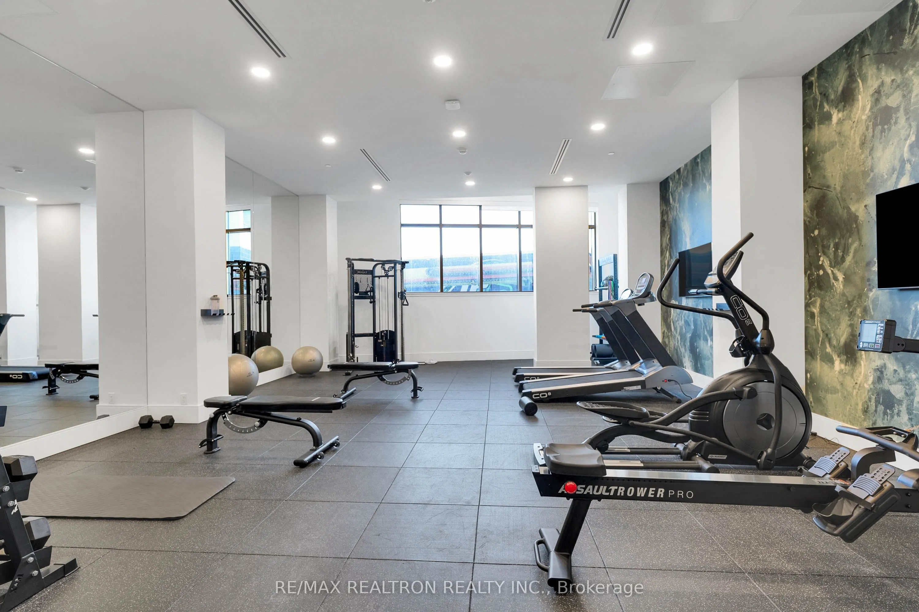 31 Huron Street, #221