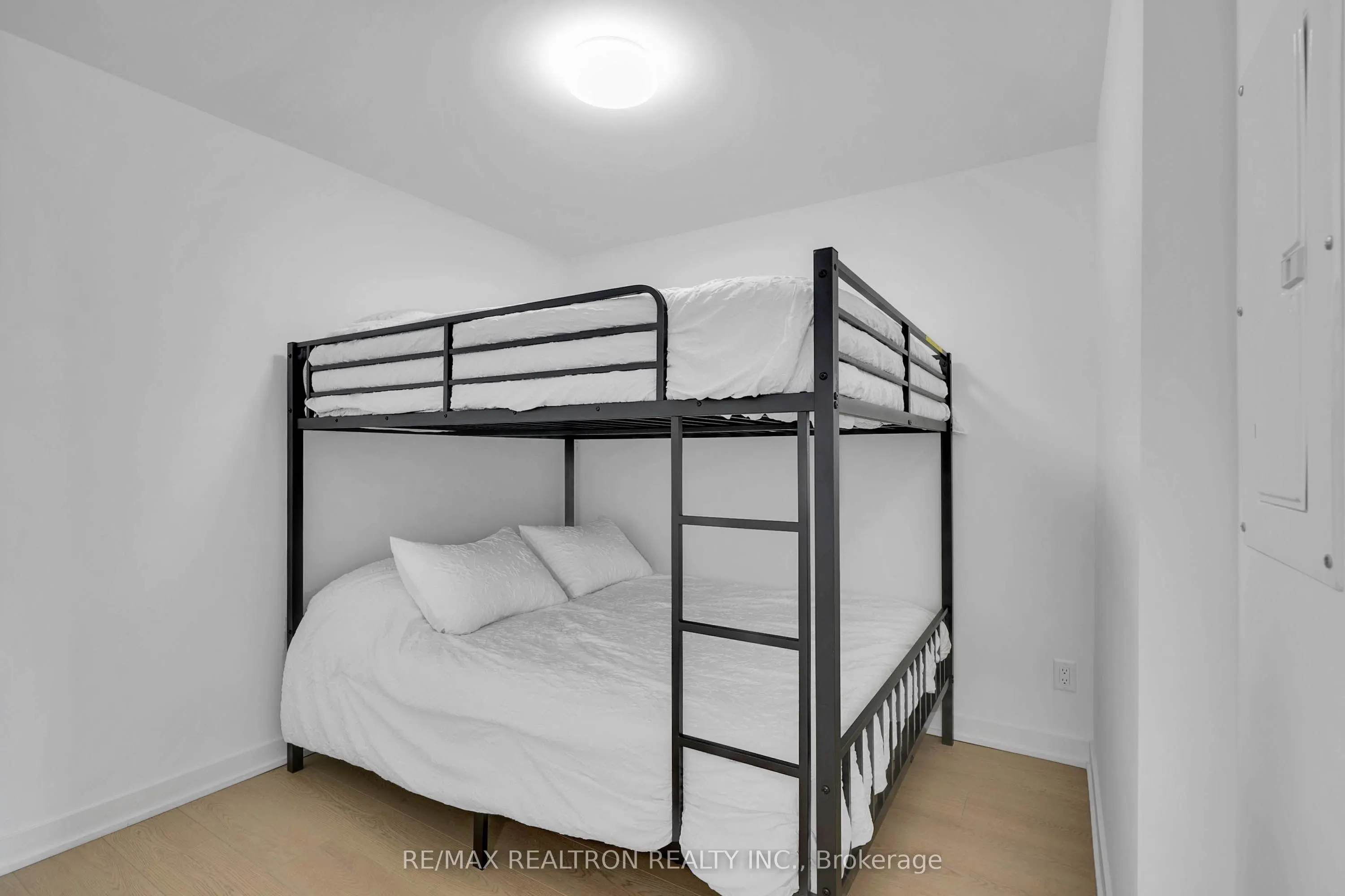 31 Huron Street, #221