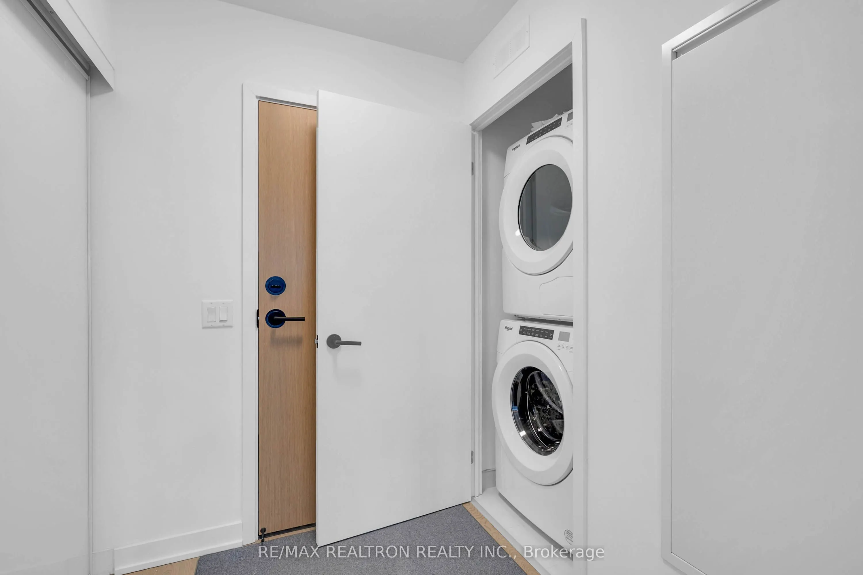 31 Huron Street, #221