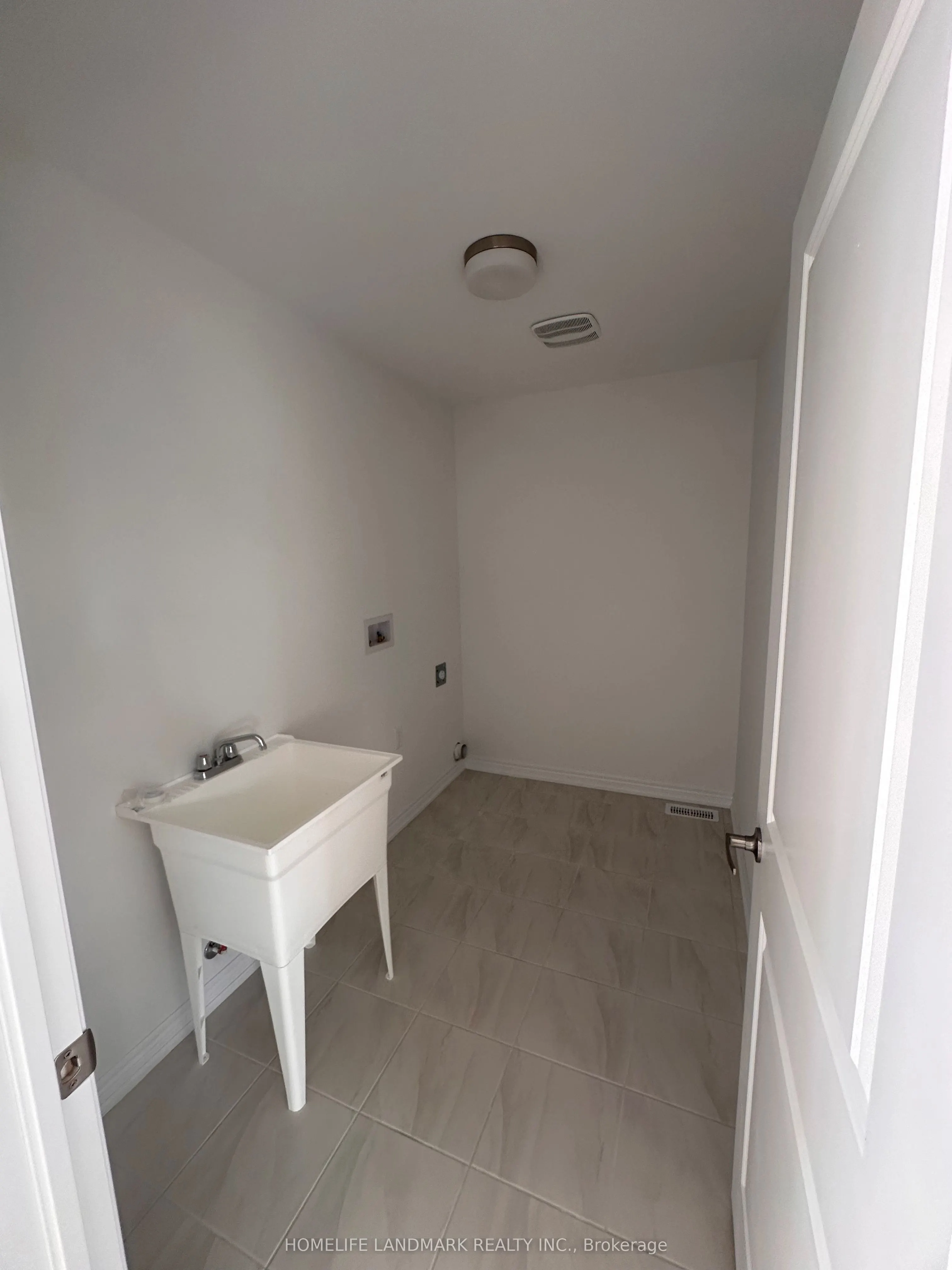 21 Kingsbury Trail E