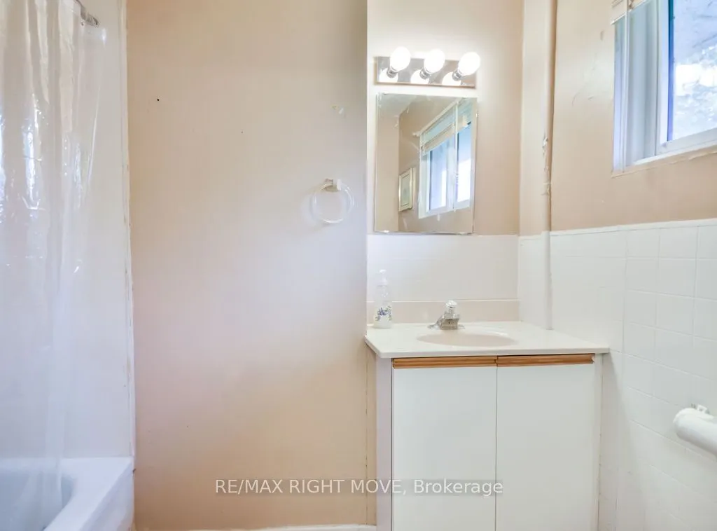 1467 Cunningham Crescent