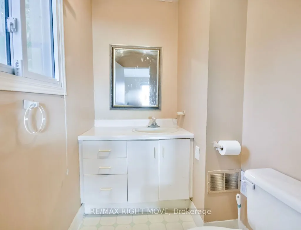 1467 Cunningham Crescent