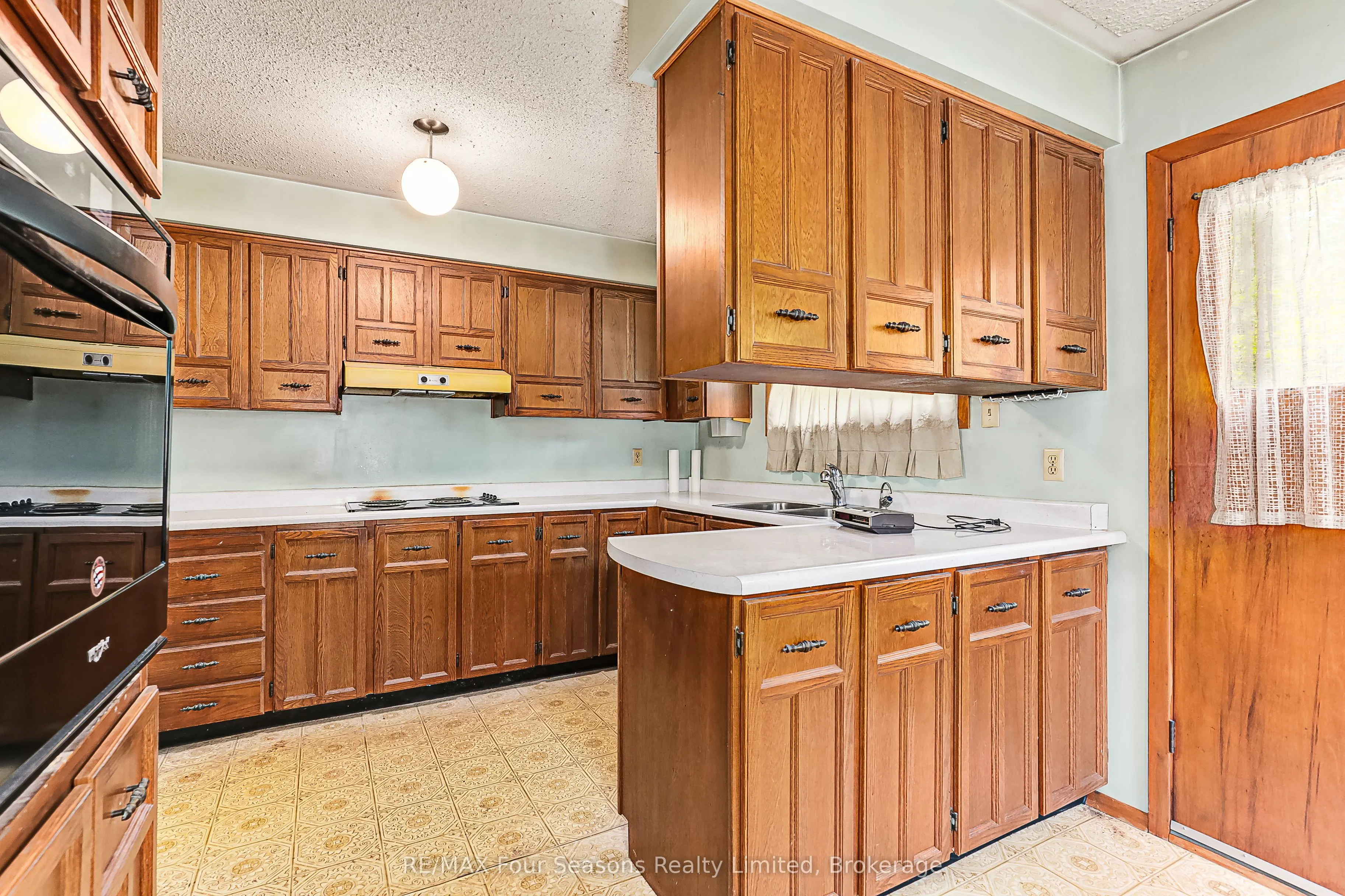 828 Oxbow Park Drive