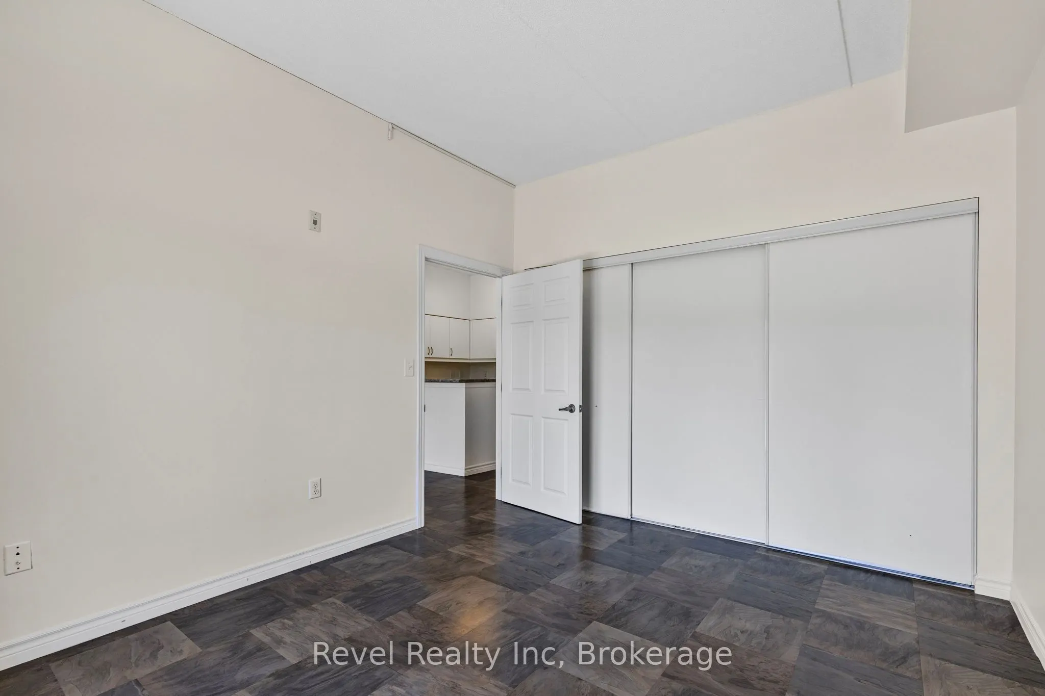 333 LAFONTAINE Road W, #105