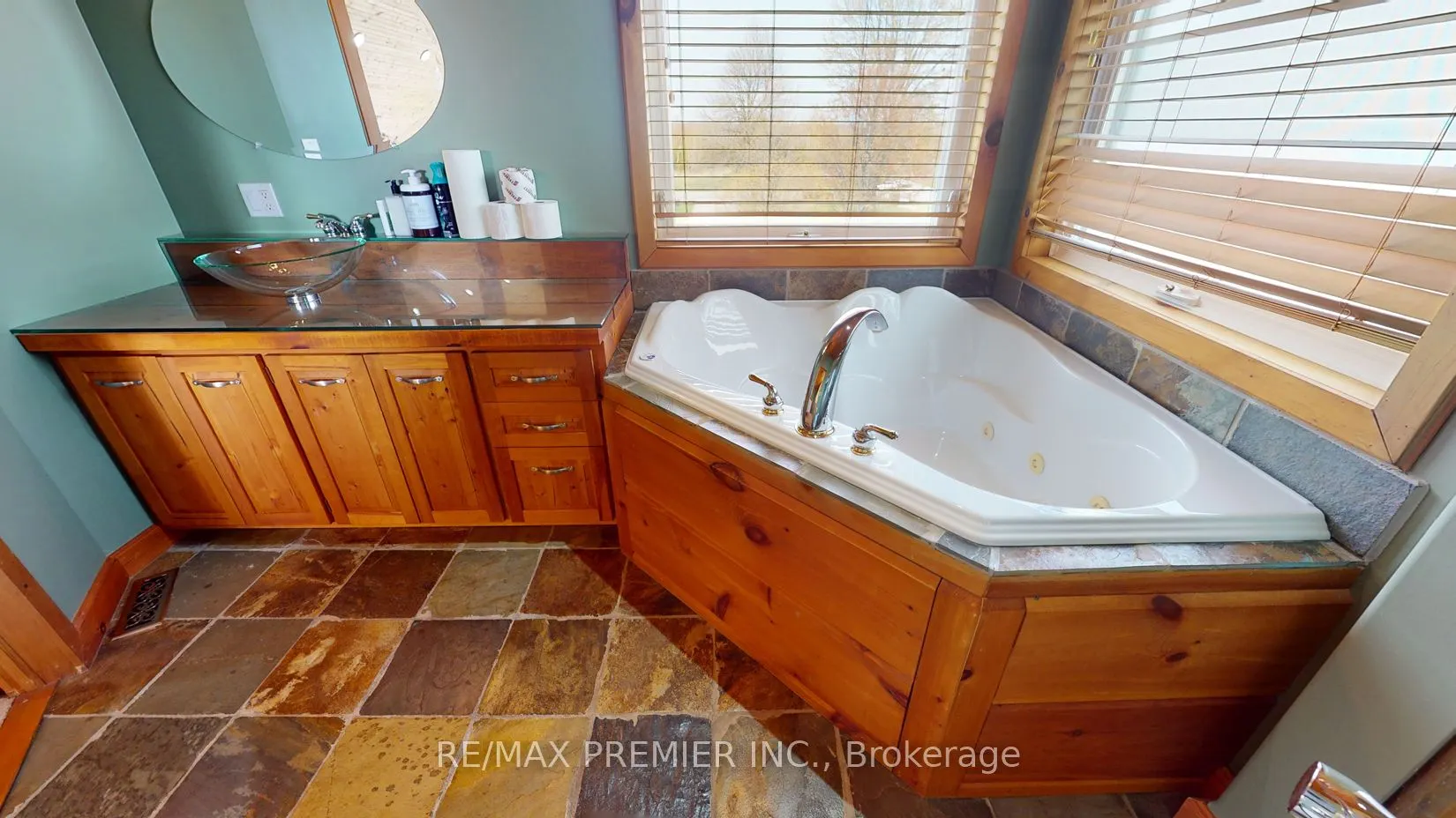 31 Paradise Boulevard