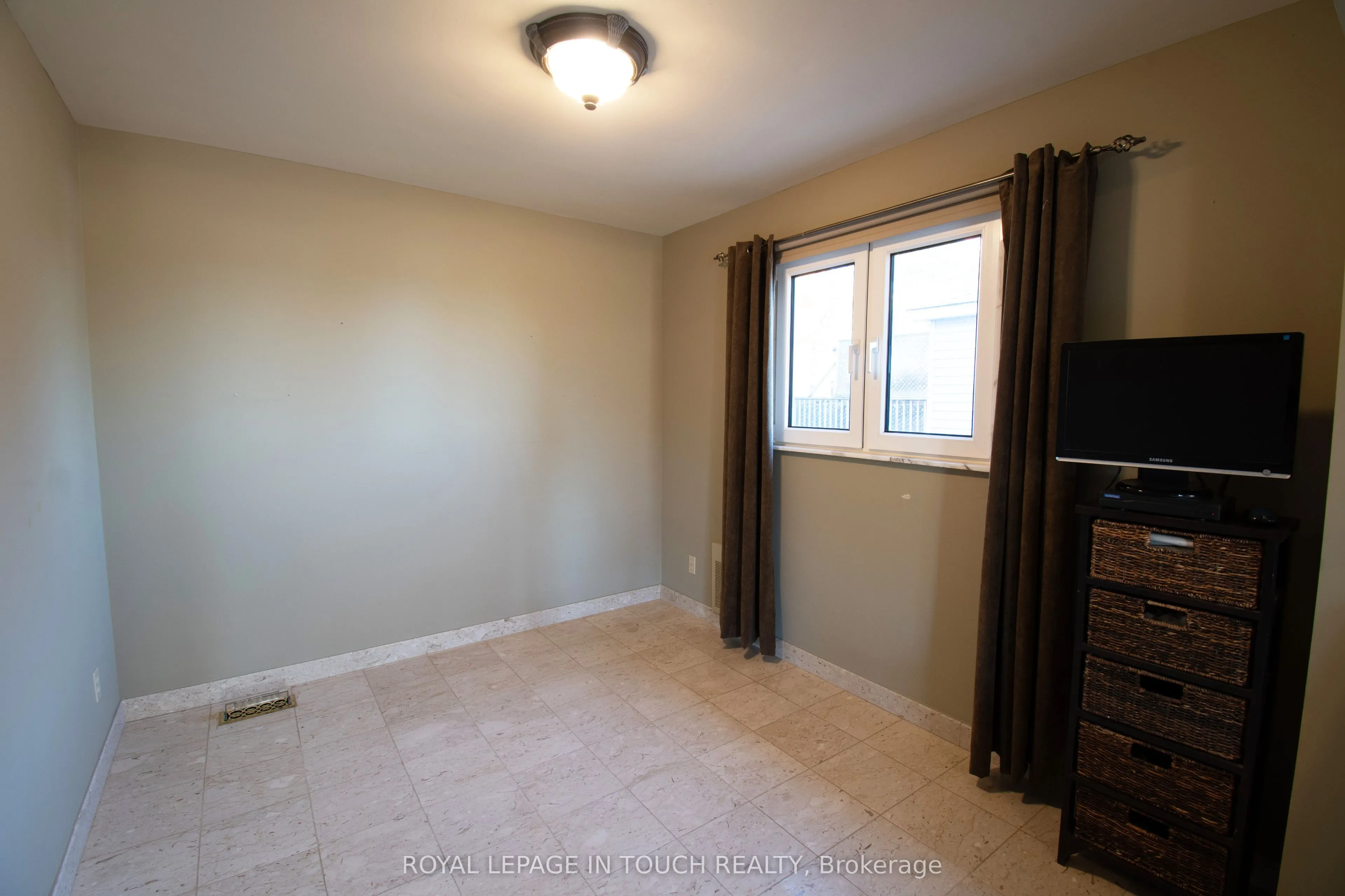 21 Robins Point Road