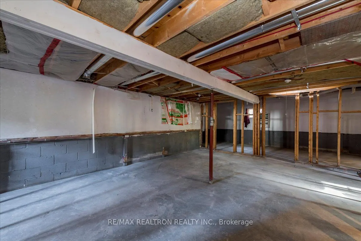 901 17th Concession West Road