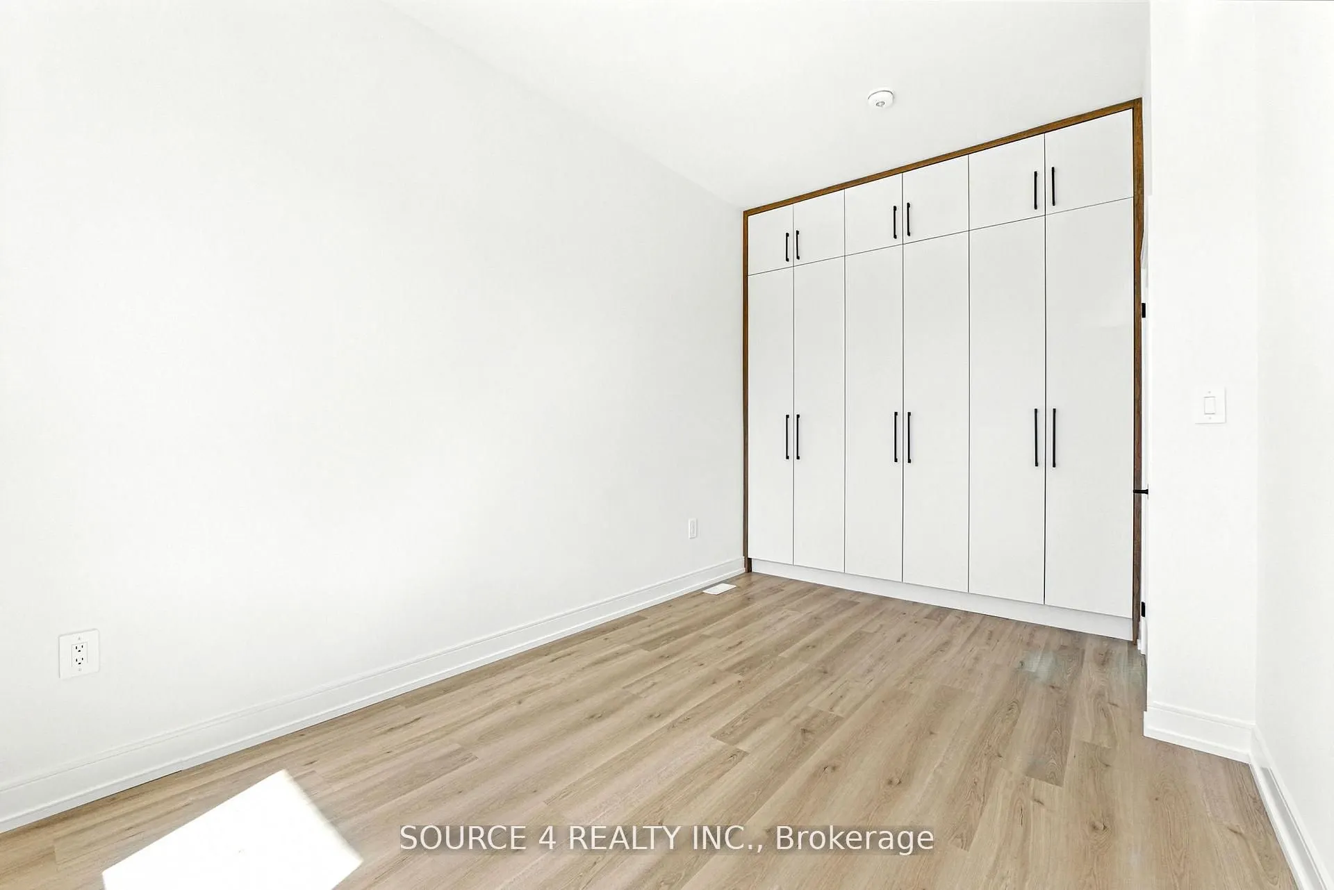 3781 Sunbank Crescent