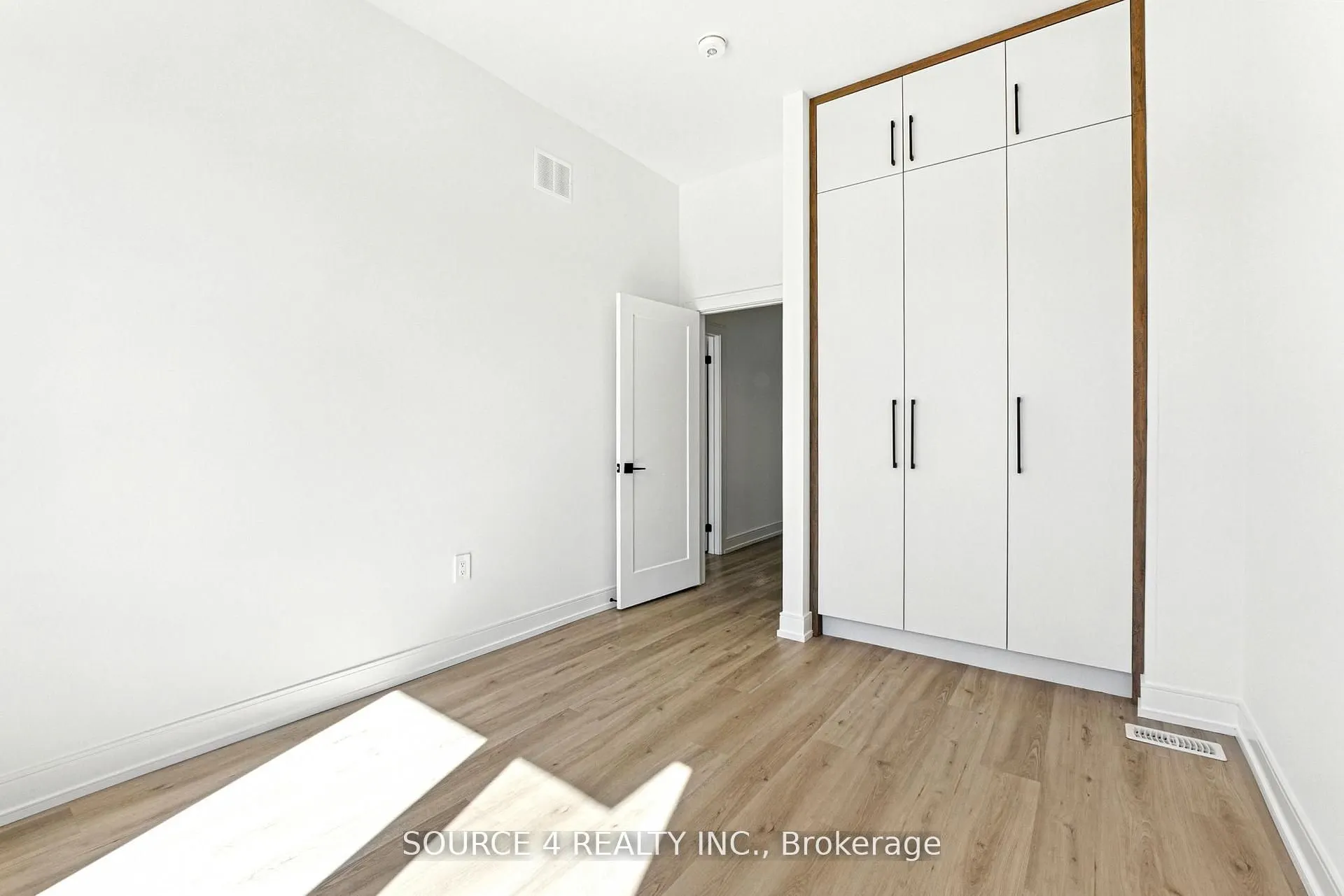 3781 Sunbank Crescent