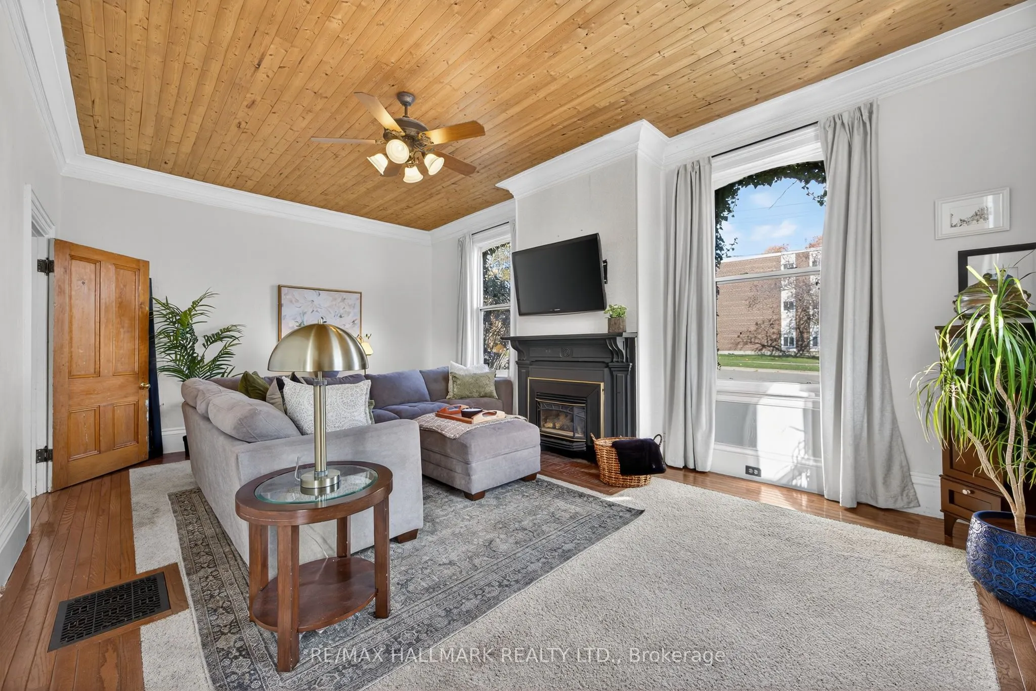 84 Wellington Street E