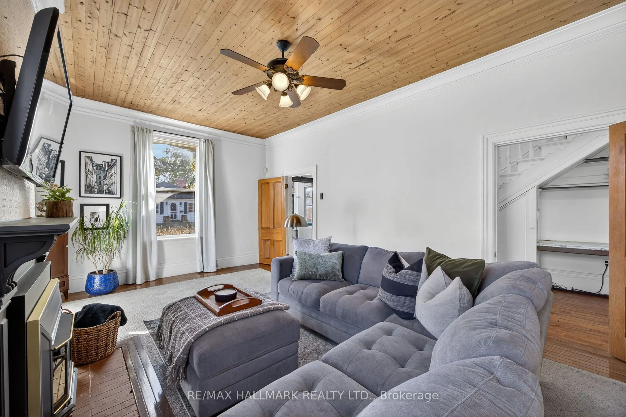 84 Wellington Street E