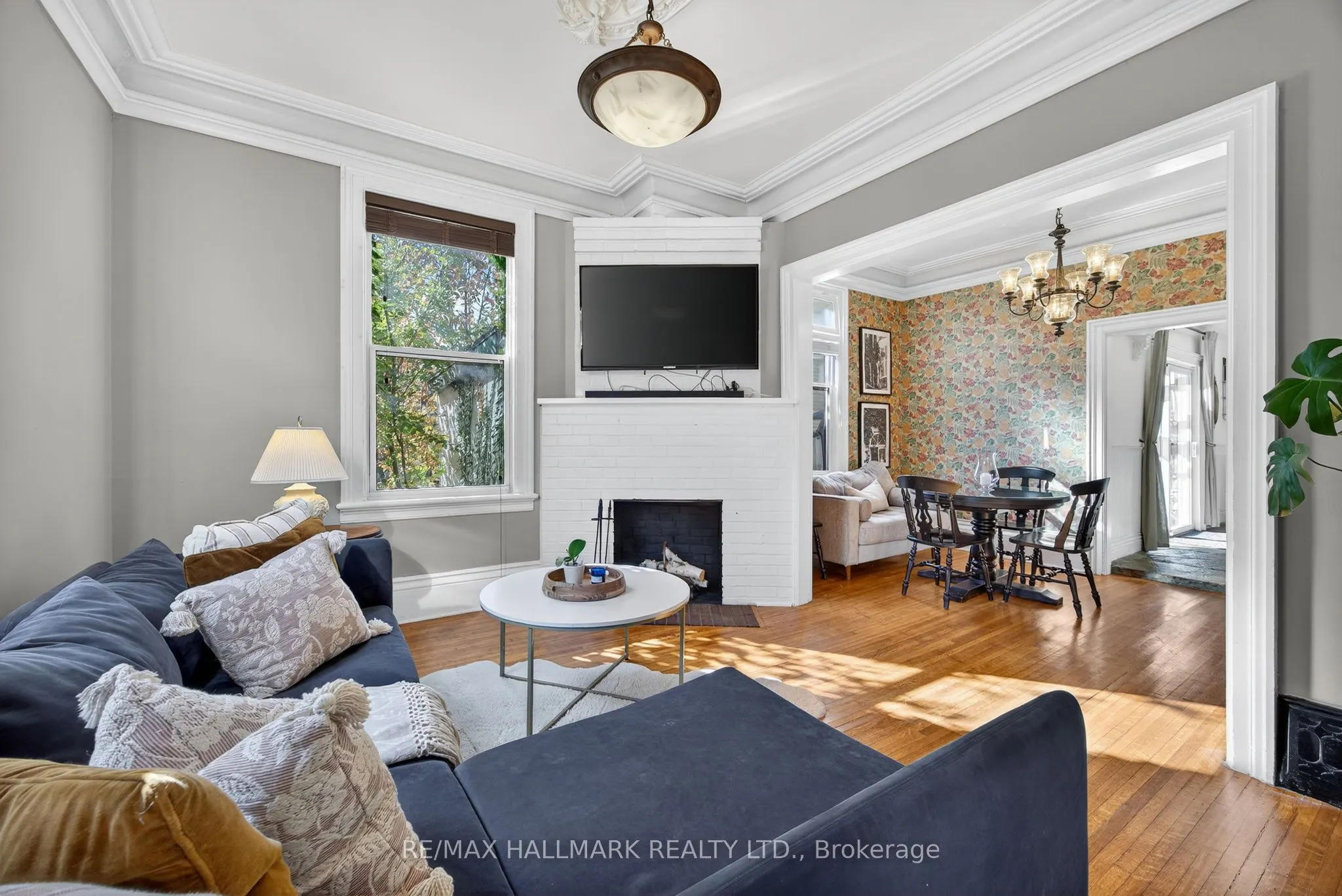 84 Wellington Street E