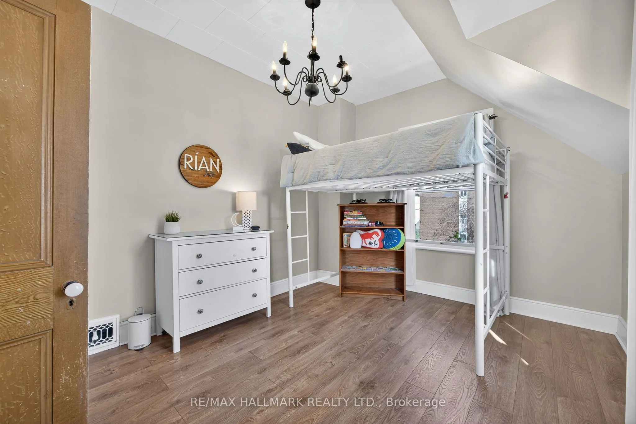 84 Wellington Street E