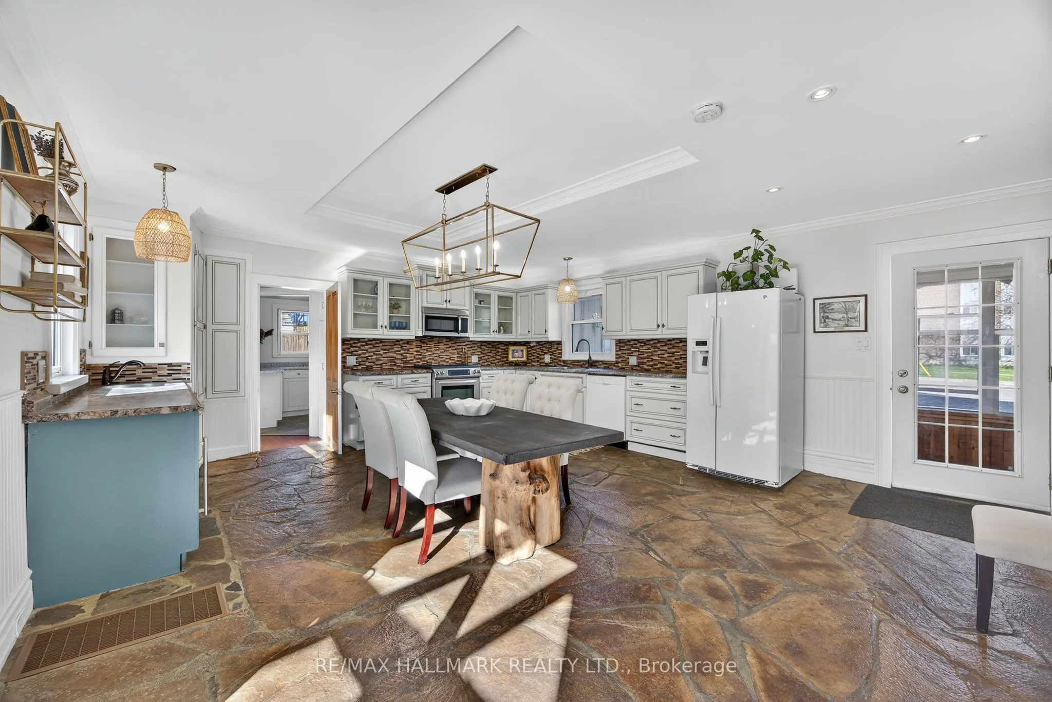 84 Wellington Street E