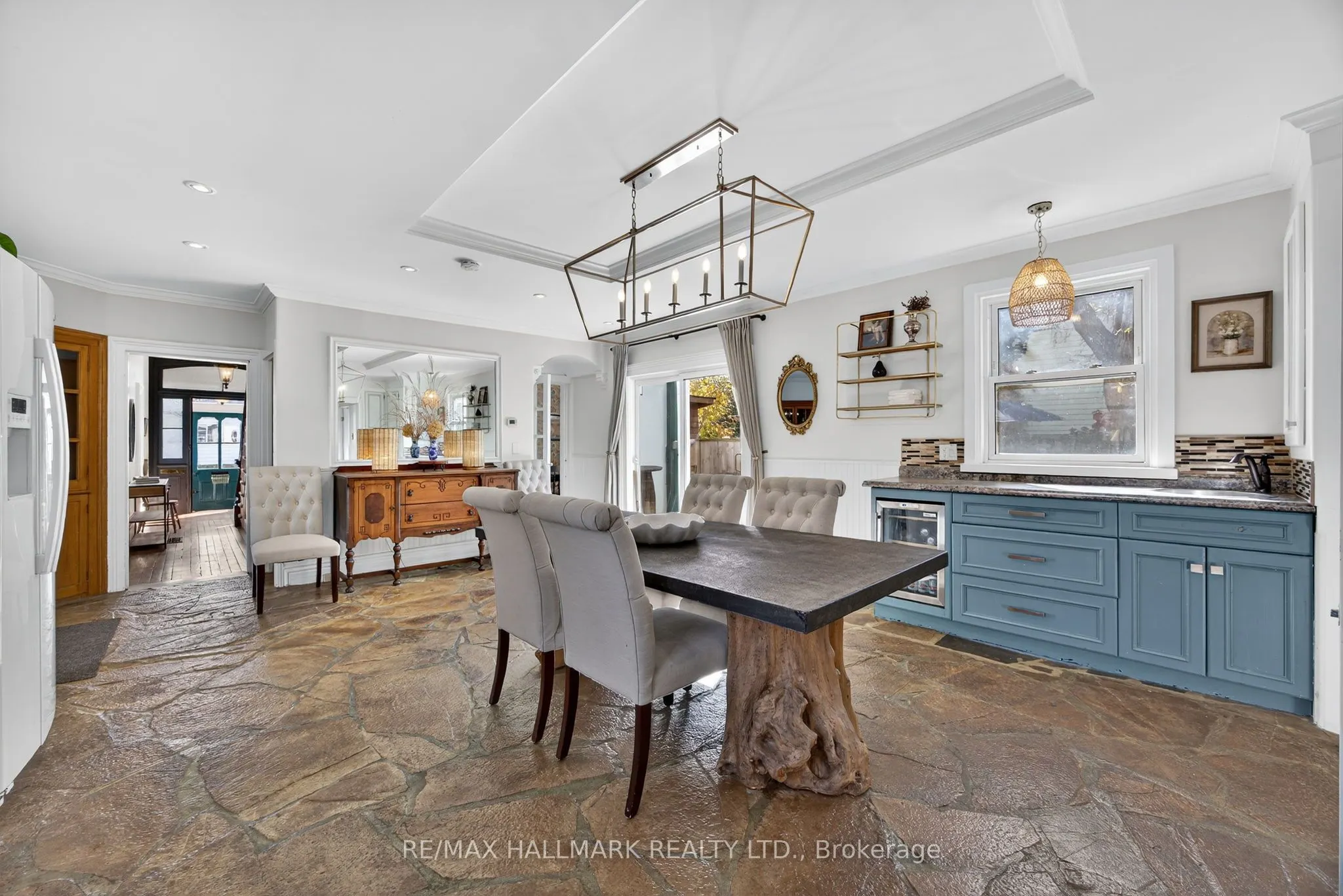 84 Wellington Street E