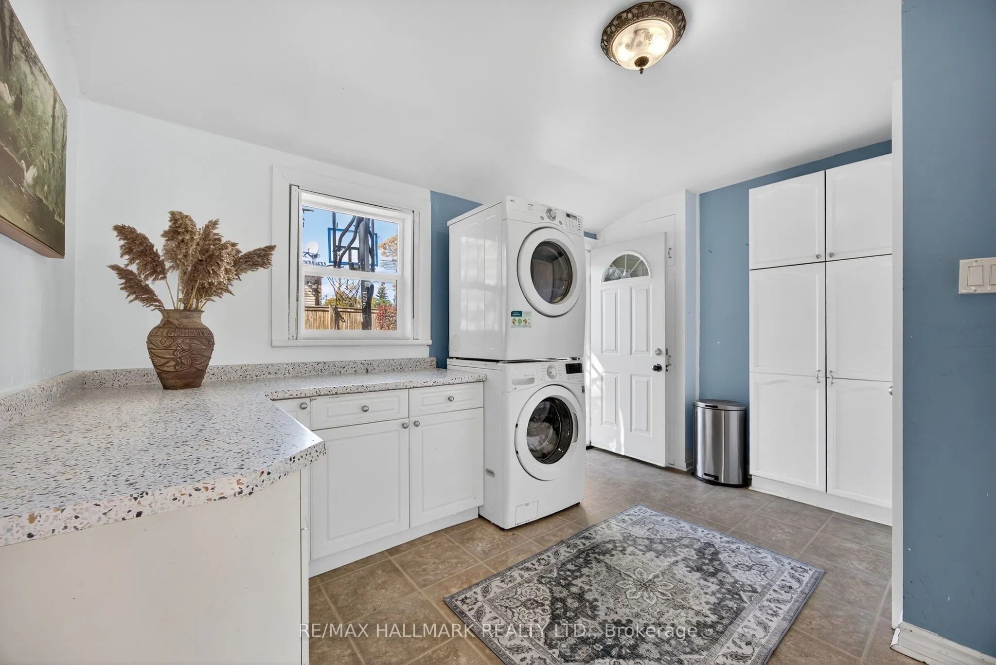 84 Wellington Street E