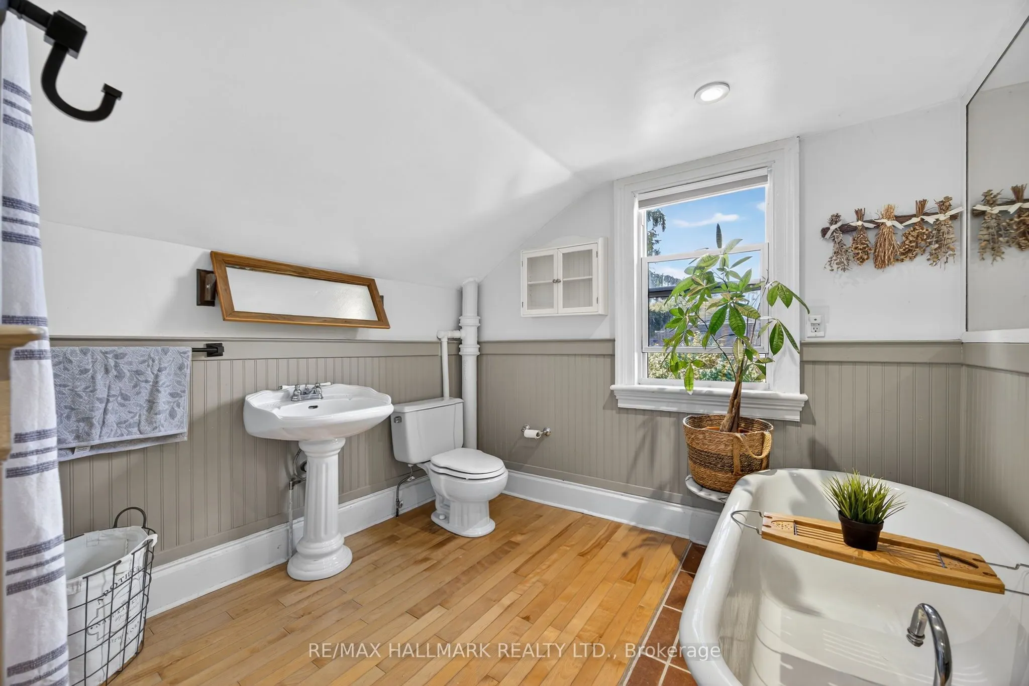 84 Wellington Street E