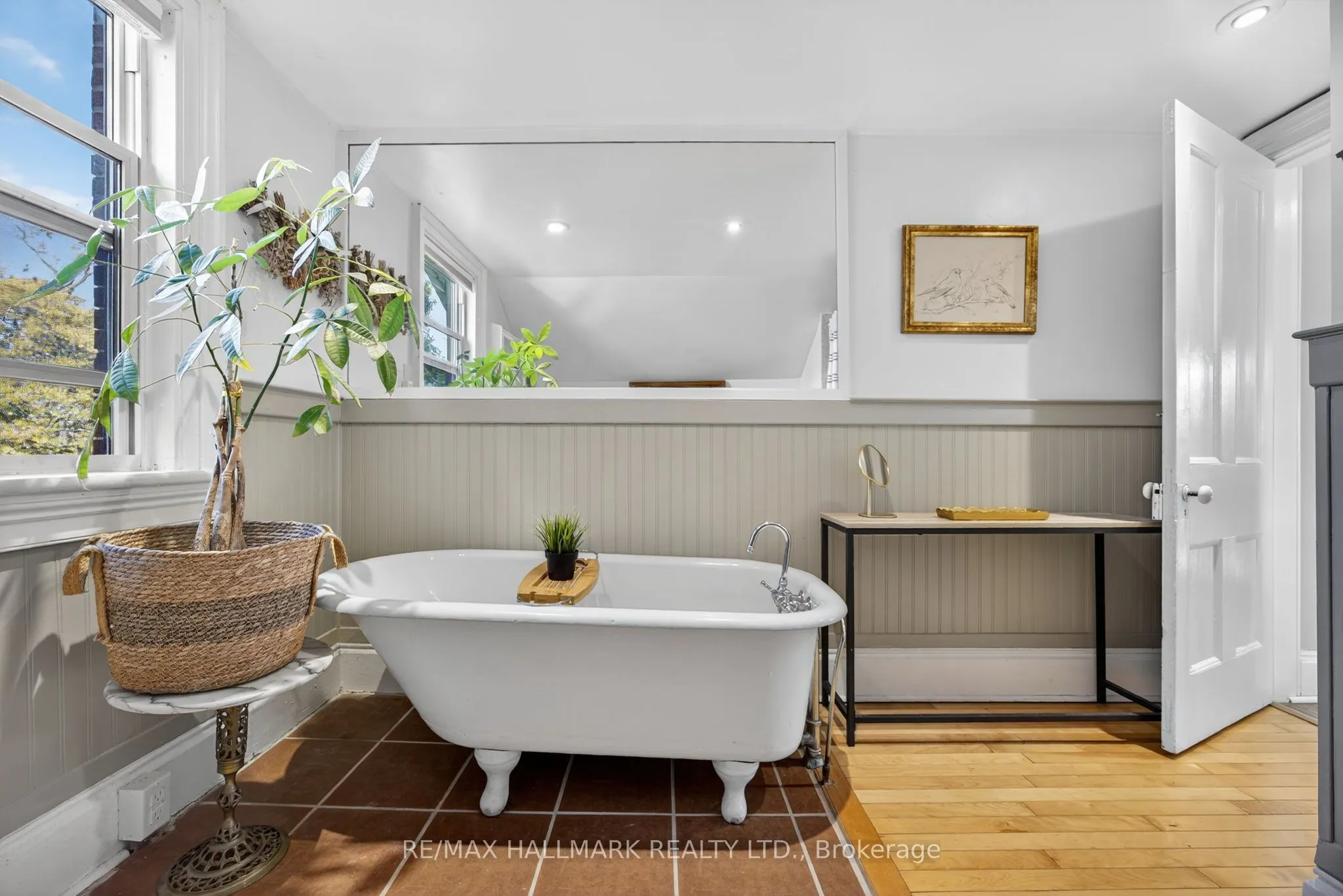 84 Wellington Street E