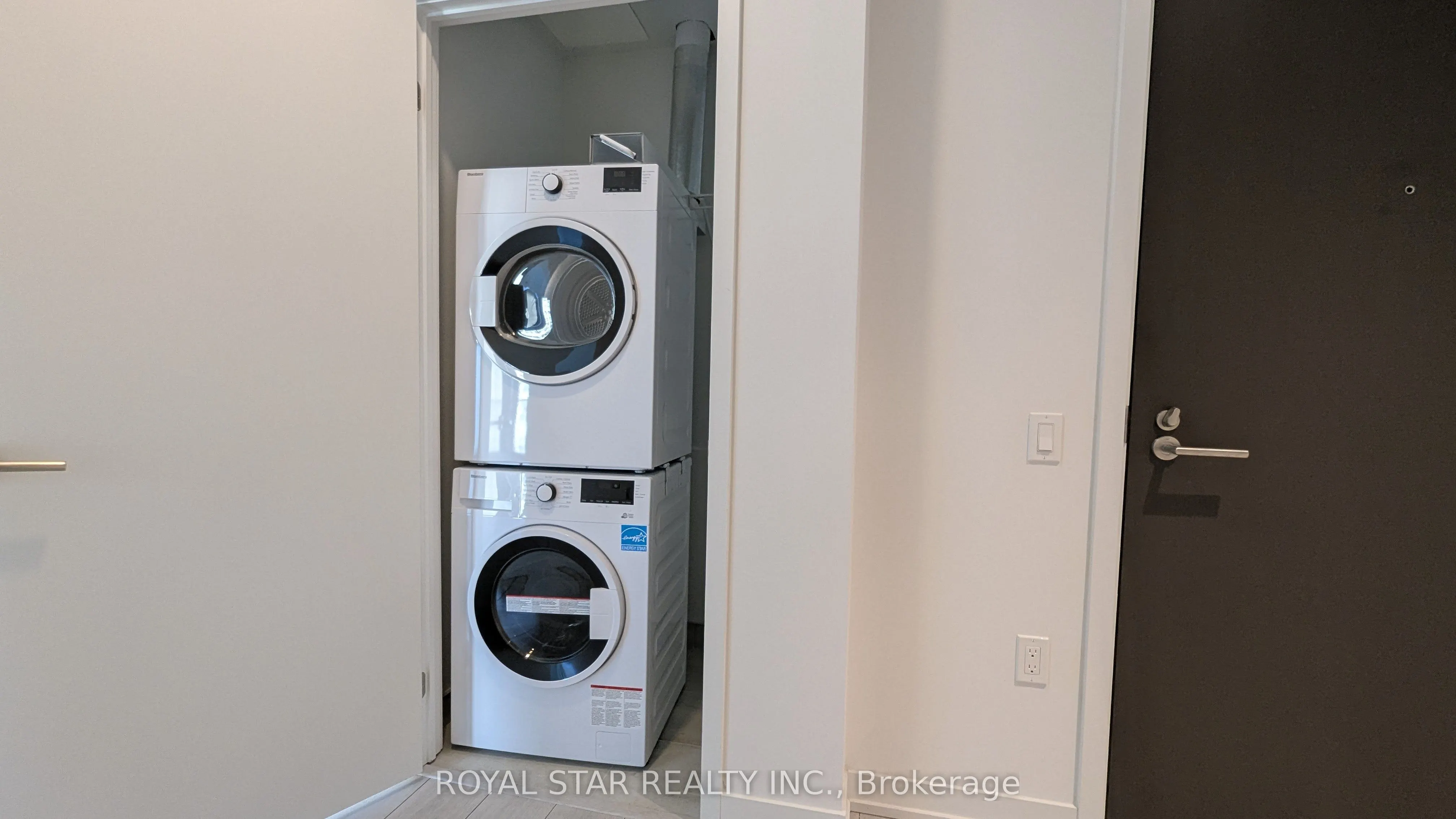 39 Mary Street, #806